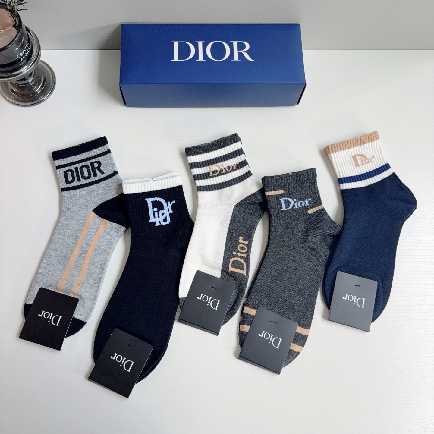 配包装（一盒5双）  Dior 迪奥 新款中筒男款袜子，纯棉面料，潮人必备 ，经典个性时尚百搭款，你值得拥有哦💗