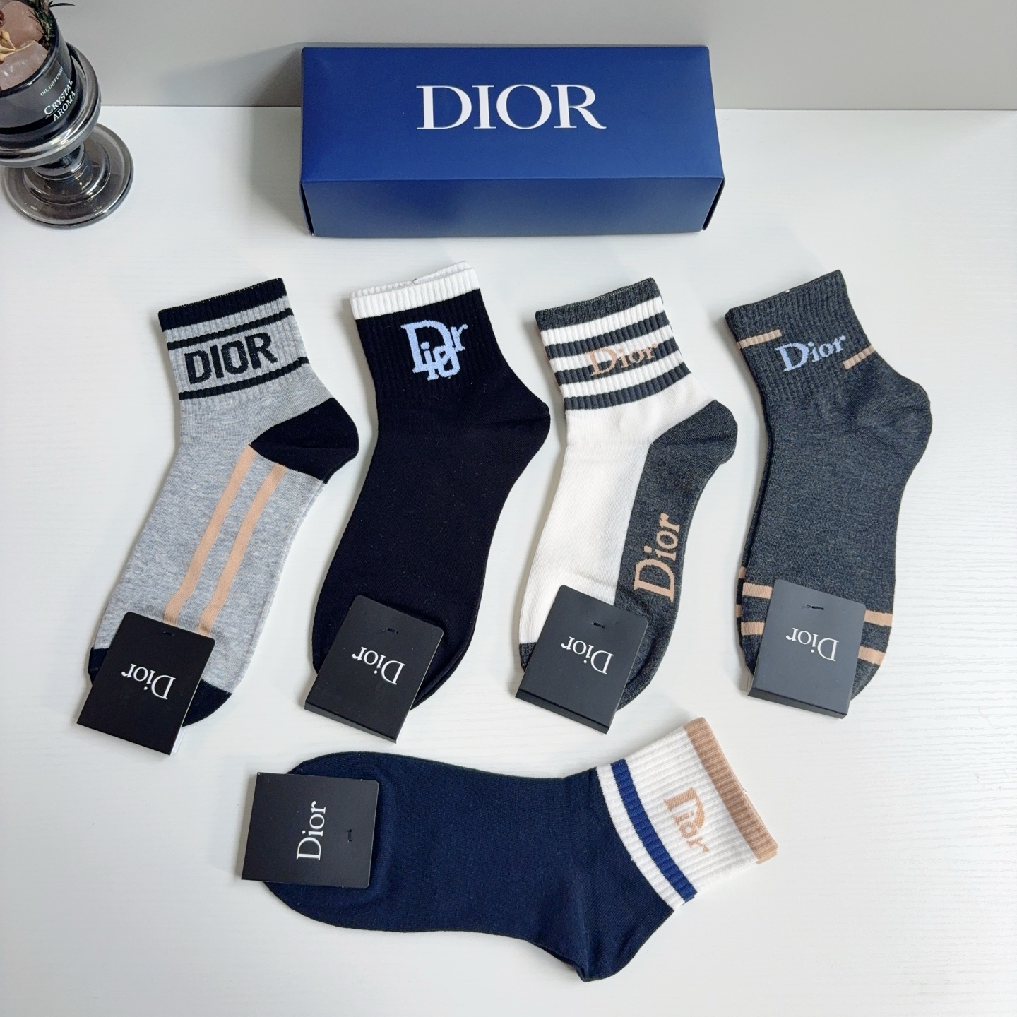 配包装（一盒5双）  Dior 迪奥 新款中筒男款袜子，纯棉面料，潮人必备 ，经典个性时尚百搭款，你值得拥有哦💗