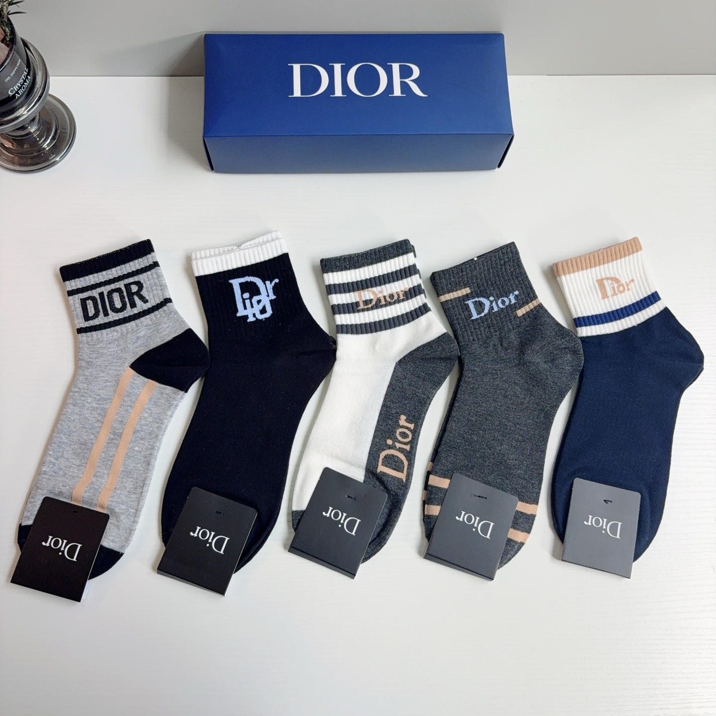 配包装（一盒5双）  Dior 迪奥 新款中筒男款袜子，纯棉面料，潮人必备 ，经典个性时尚百搭款，你值得拥有哦💗