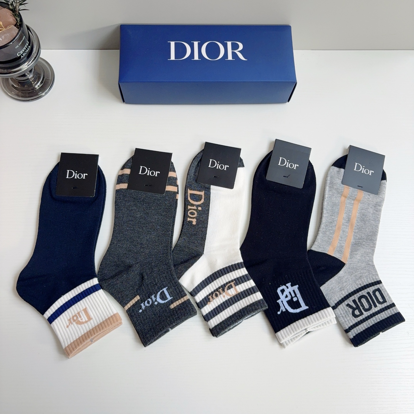 配包装（一盒5双）  Dior 迪奥 新款中筒男款袜子，纯棉面料，潮人必备 ，经典个性时尚百搭款，你值得拥有哦💗