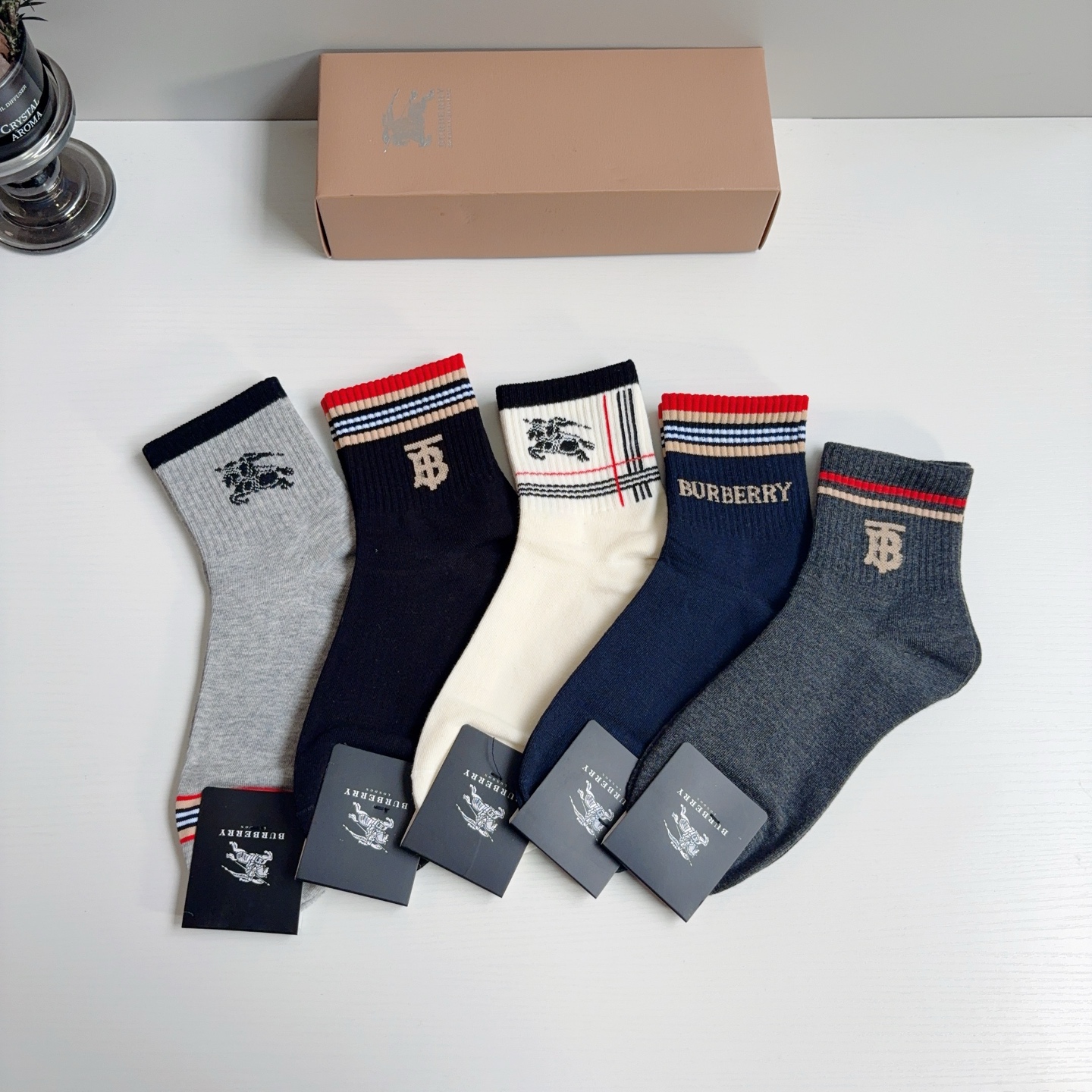 NO:880960,Comes with packaging (5 pairs in a box) Burberry Super popular men's mid-calf socks, pure cotton fabric, a must-have for fashionistas, personalized, fashionable and versatile!  You deserve it! Super soft material, comfortable and breathable!  socks, stockings, socks, burberry, burberry, socks19860909配包装（一盒5双） Burberry 巴宝莉 超火爆男款中筒袜子、纯棉面料,潮人必备款,个性时尚百搭款,！你值得拥有哦超柔软材质,舒适透气！袜子,丝袜,袜子,burberry,burberry,socks,accessory