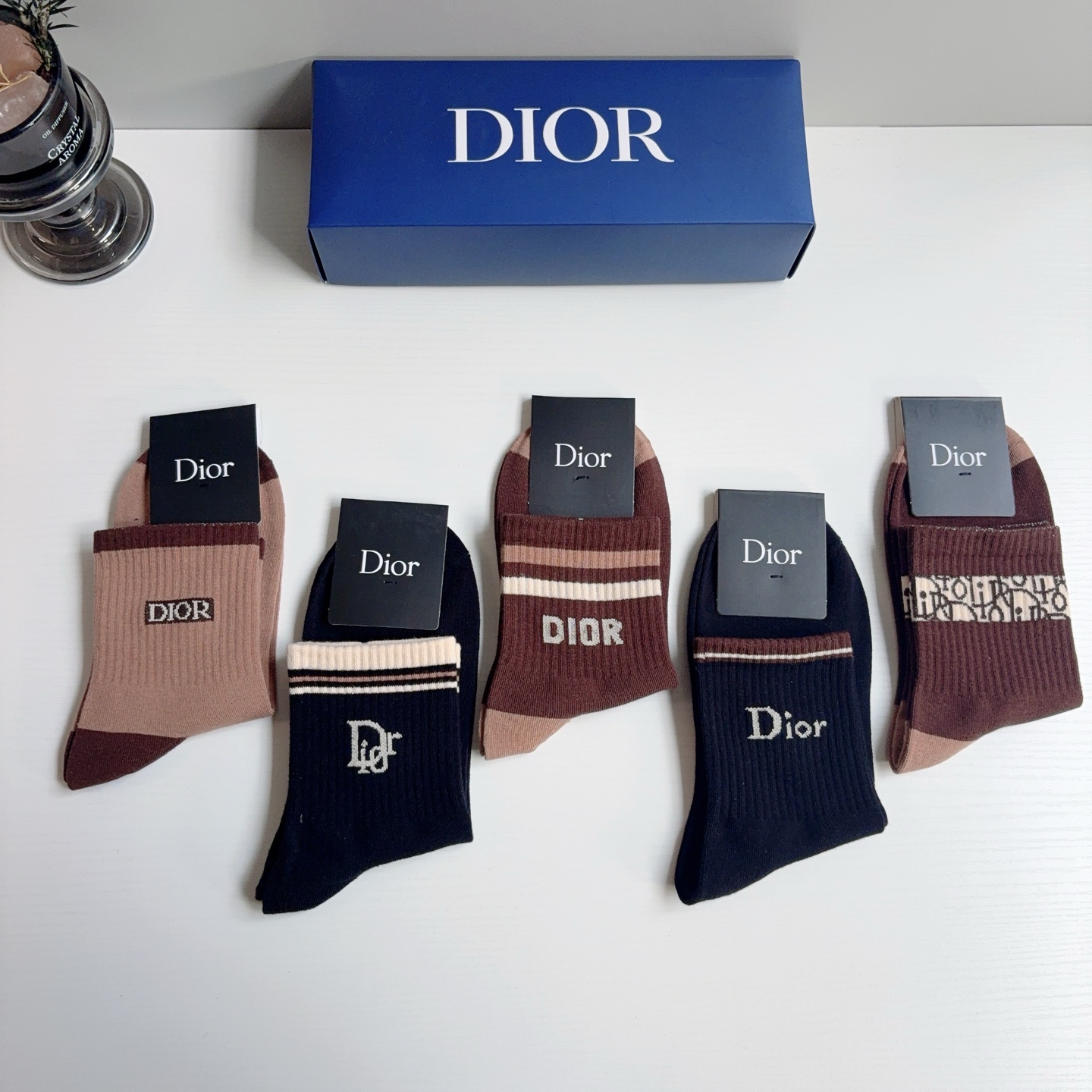 配包装（一盒5双）  Dior 迪奥 新款中筒男款袜子，纯棉面料，潮人必备 ，经典个性时尚百搭款，你值得拥有哦💗