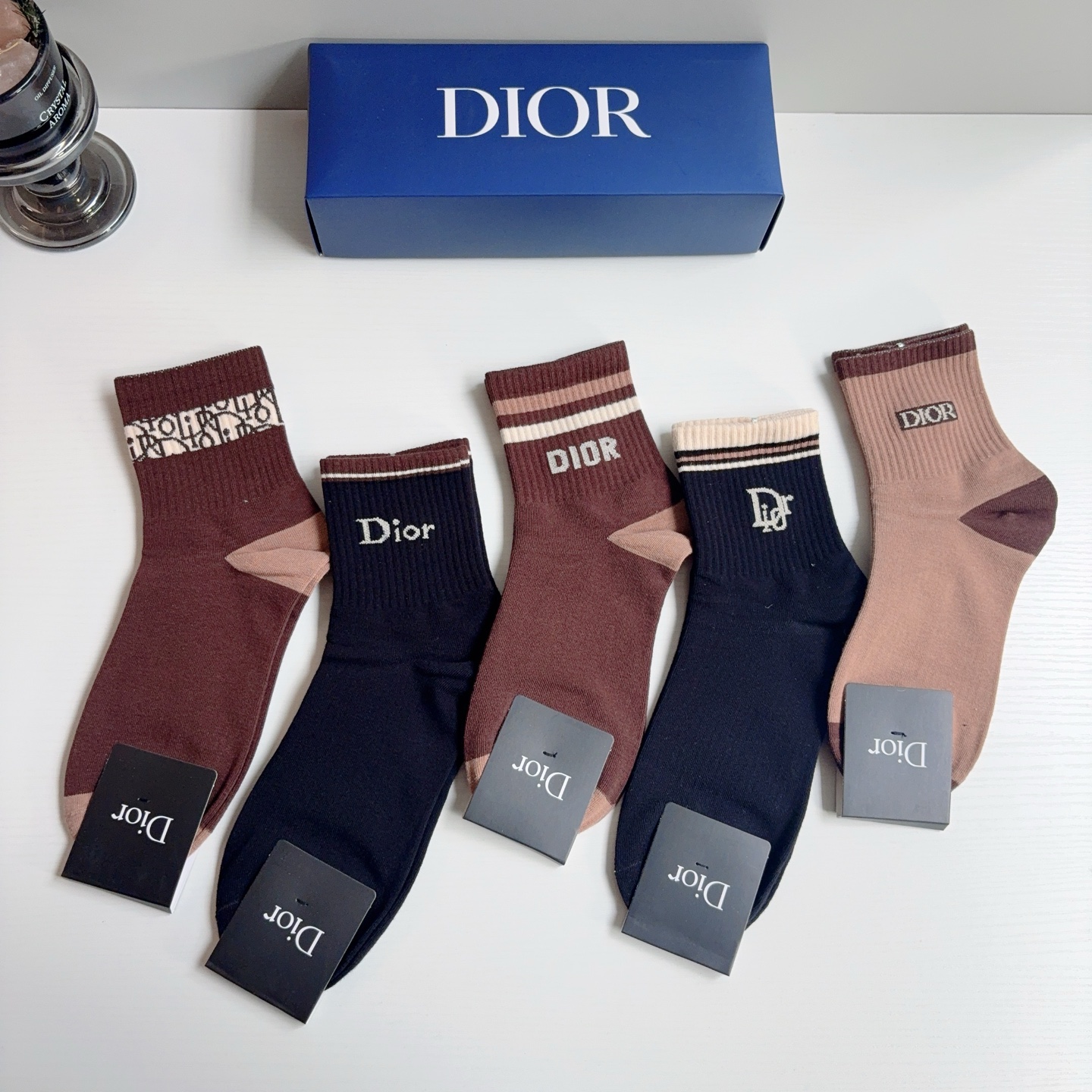 配包装（一盒5双）  Dior 迪奥 新款中筒男款袜子，纯棉面料，潮人必备 ，经典个性时尚百搭款，你值得拥有哦💗