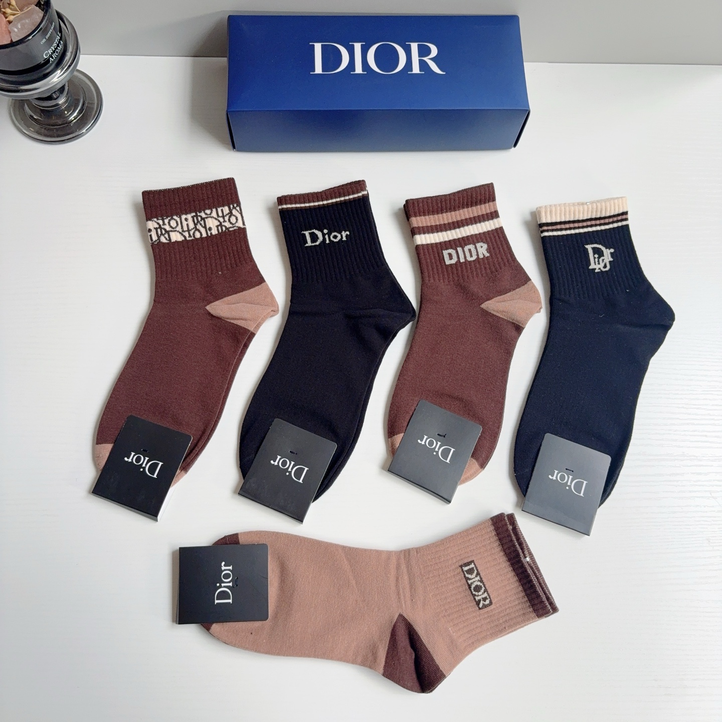 配包装（一盒5双）  Dior 迪奥 新款中筒男款袜子，纯棉面料，潮人必备 ，经典个性时尚百搭款，你值得拥有哦💗