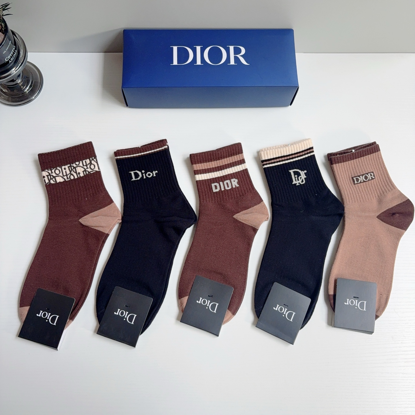 配包装（一盒5双）  Dior 迪奥 新款中筒男款袜子，纯棉面料，潮人必备 ，经典个性时尚百搭款，你值得拥有哦💗