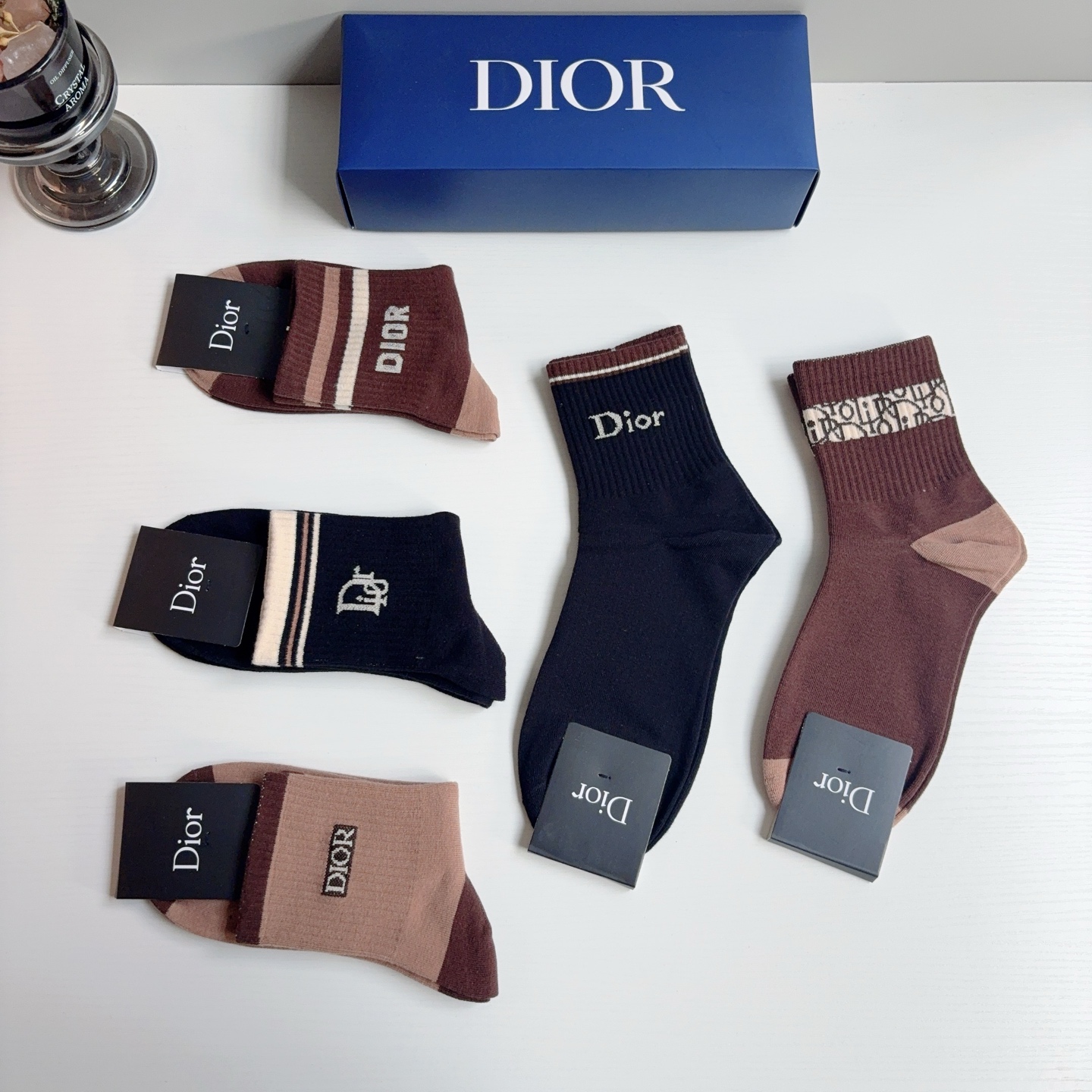 配包装（一盒5双）  Dior 迪奥 新款中筒男款袜子，纯棉面料，潮人必备 ，经典个性时尚百搭款，你值得拥有哦💗