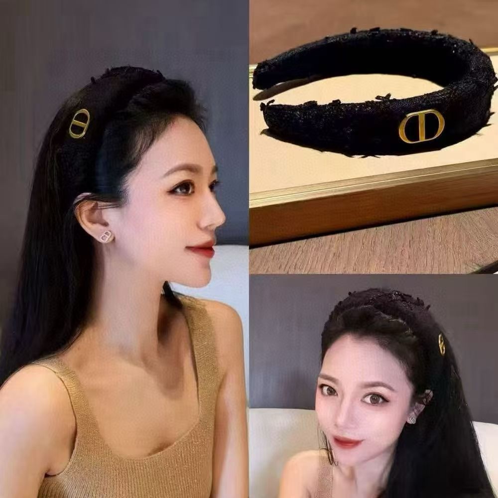 NO:941146,Comes with packaging Dior (Dior) hot new D letter silk wide version headband, counter quality let your charm bloom, fresh ladylike style makes fashion easier. Hairpins, hairpins, dior, dior, real silk, hairpins19860909配包装 Dior（迪奥） 火爆新款D字母真丝宽版发箍,专柜品质 让你的魅力绽放 清新淑女范让时尚更简单.发夹,发夹,dior,dior,real silk,hairpins,accessory
