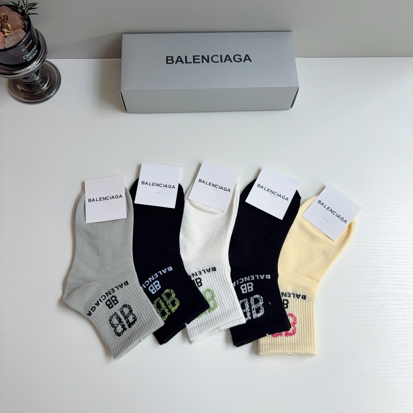配包装【一盒5双】 BALENCIAGA 巴黎世家 新款中筒袜子。潮人必不可少的时尚专柜代购袜子 ，超级时尚潮流百搭款！