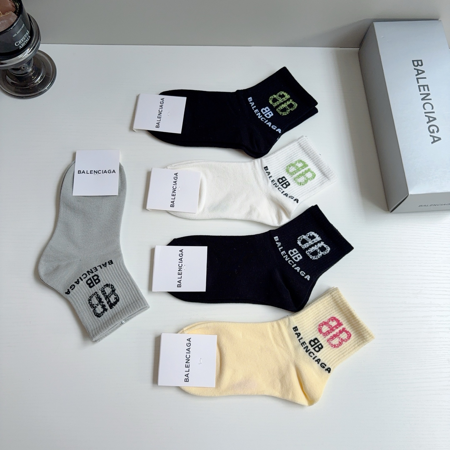 配包装【一盒5双】 BALENCIAGA 巴黎世家 新款中筒袜子。潮人必不可少的时尚专柜代购袜子 ，超级时尚潮流百搭款！