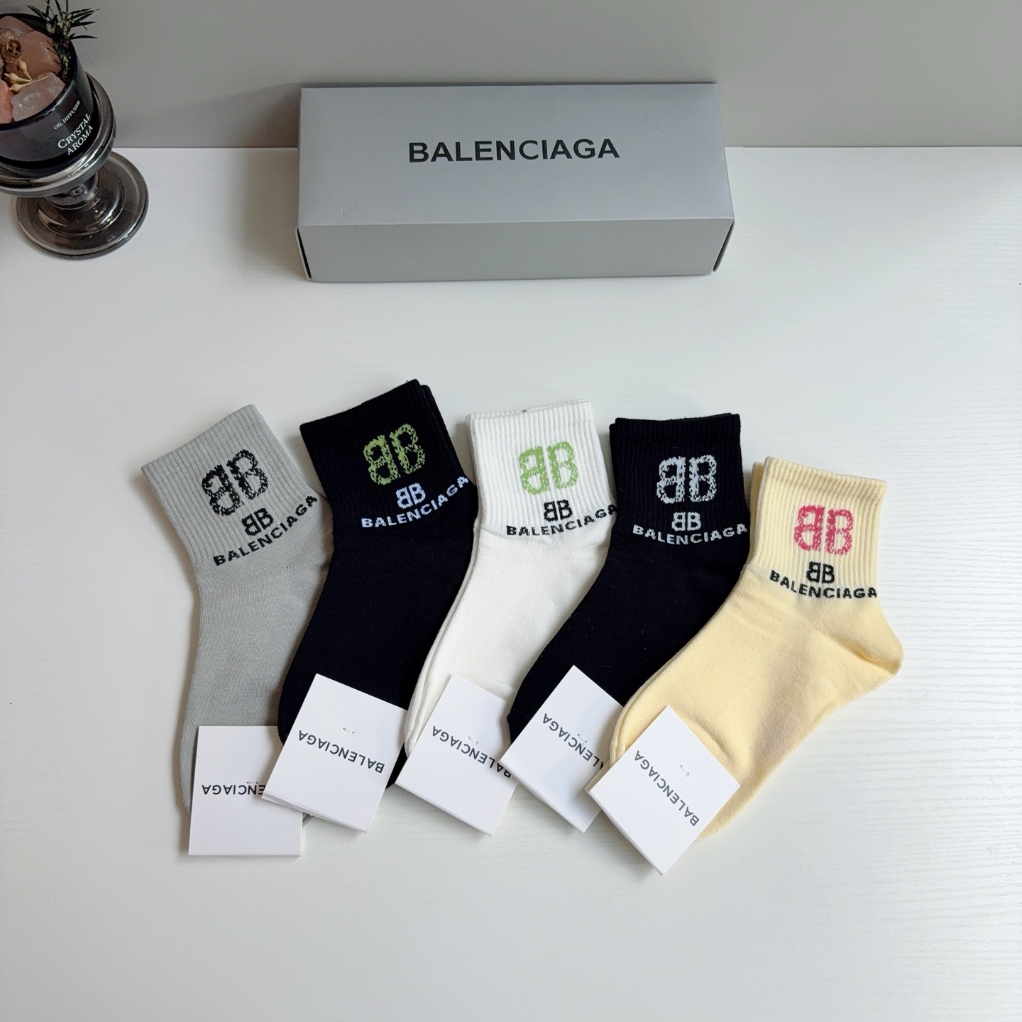 配包装【一盒5双】 BALENCIAGA 巴黎世家 新款中筒袜子。潮人必不可少的时尚专柜代购袜子 ，超级时尚潮流百搭款！