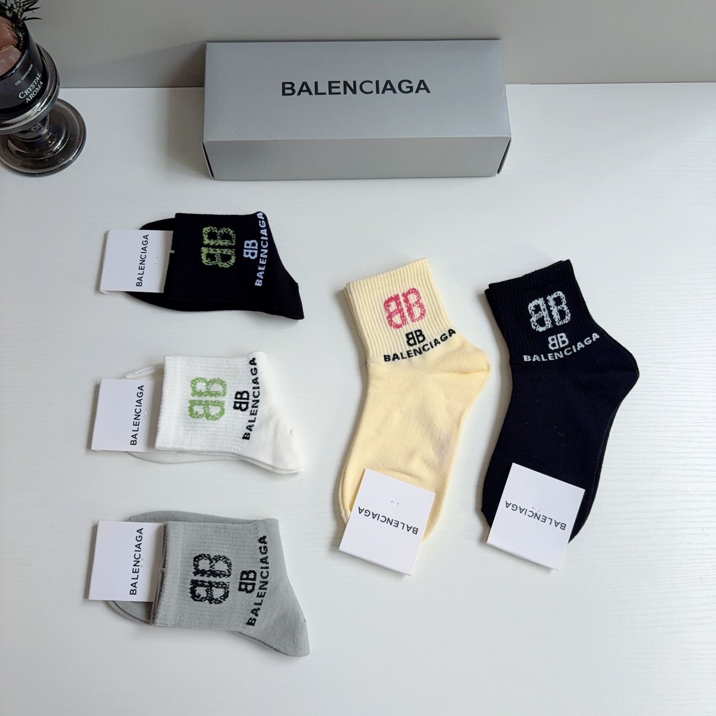 配包装【一盒5双】 BALENCIAGA 巴黎世家 新款中筒袜子。潮人必不可少的时尚专柜代购袜子 ，超级时尚潮流百搭款！