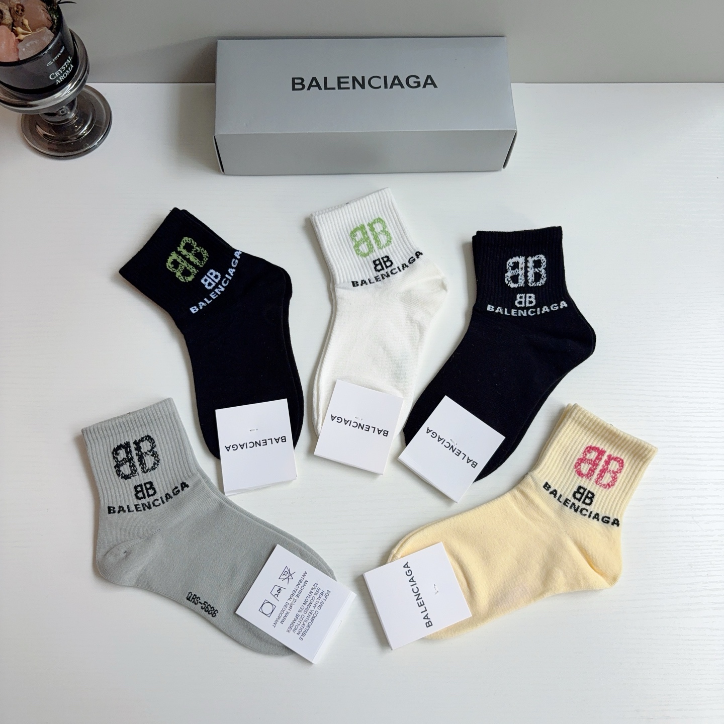 配包装【一盒5双】 BALENCIAGA 巴黎世家 新款中筒袜子。潮人必不可少的时尚专柜代购袜子 ，超级时尚潮流百搭款！