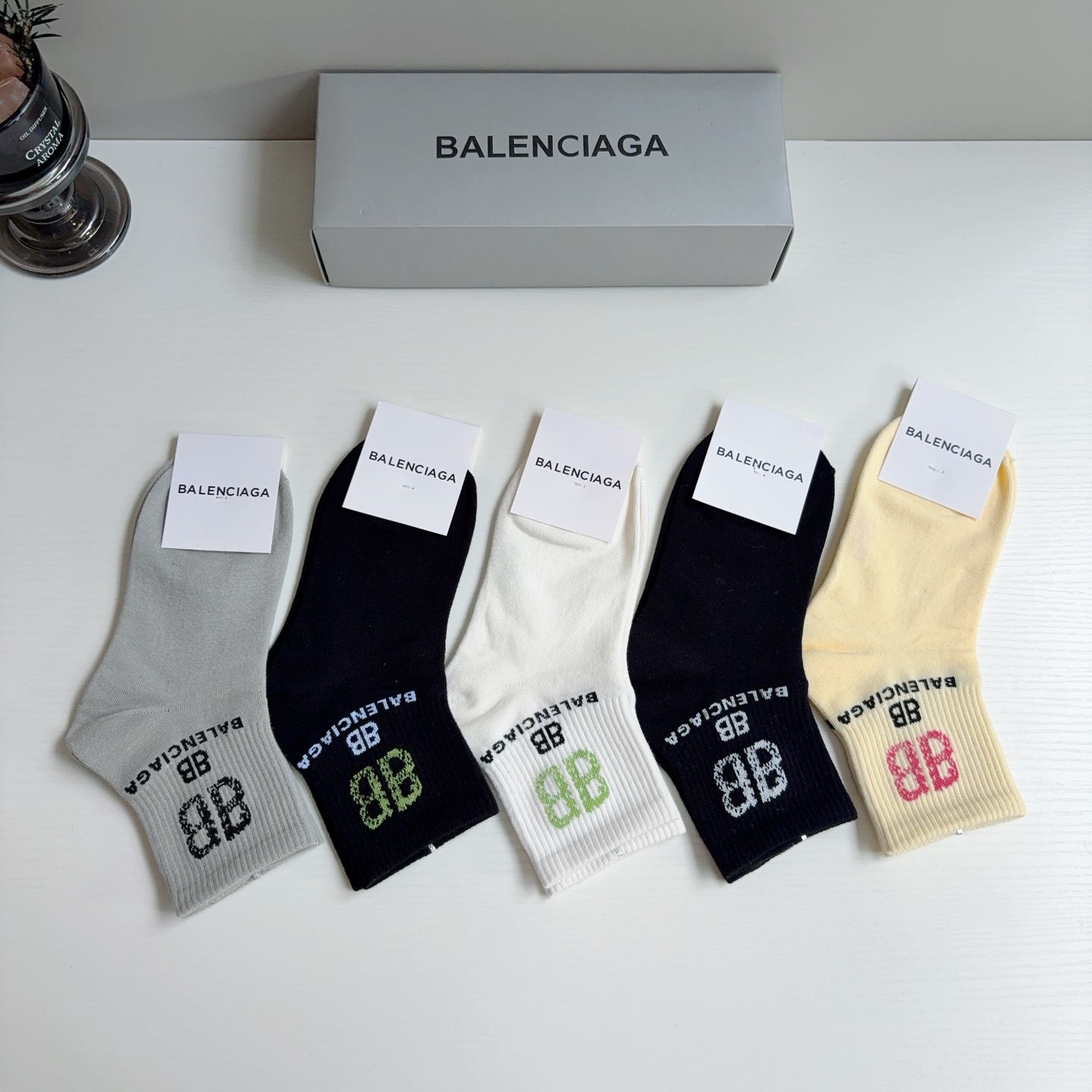 配包装【一盒5双】 BALENCIAGA 巴黎世家 新款中筒袜子。潮人必不可少的时尚专柜代购袜子 ，超级时尚潮流百搭款！