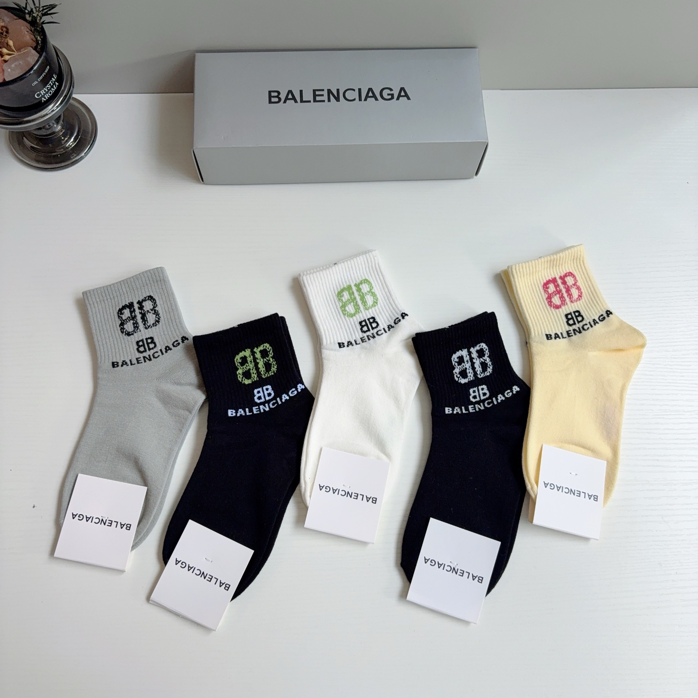 配包装【一盒5双】 BALENCIAGA 巴黎世家 新款中筒袜子。潮人必不可少的时尚专柜代购袜子 ，超级时尚潮流百搭款！