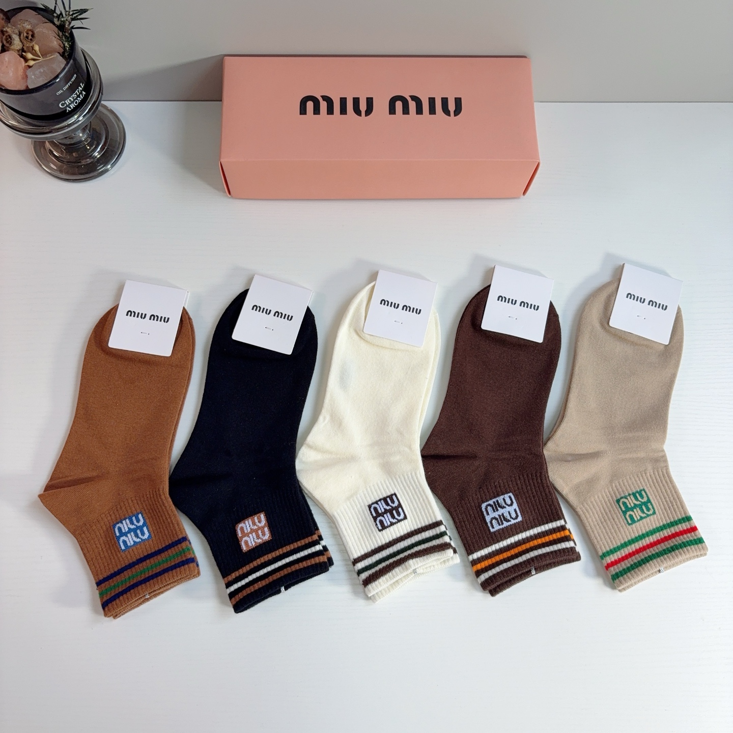 配包装【一盒5双】 miumiu · 缪缪 网红新款中筒袜子 纯棉材质，轻薄柔软透气，四季通用，欧美大牌街头必备🌟 
