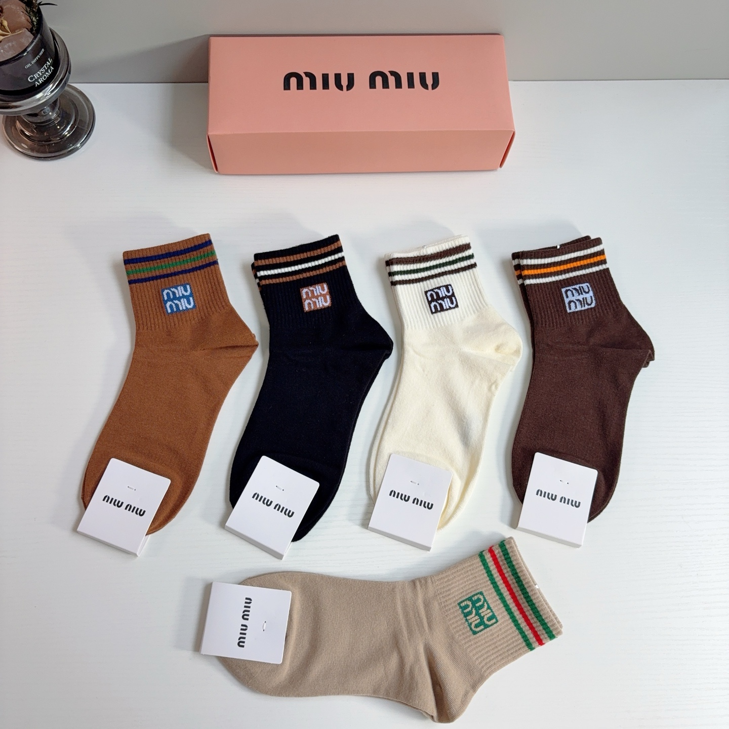 配包装【一盒5双】 miumiu · 缪缪 网红新款中筒袜子 纯棉材质，轻薄柔软透气，四季通用，欧美大牌街头必备🌟 