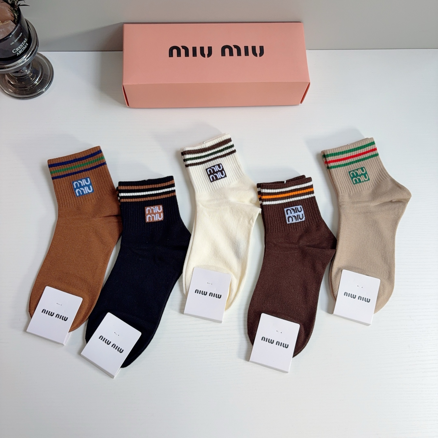 配包装【一盒5双】 miumiu · 缪缪 网红新款中筒袜子 纯棉材质，轻薄柔软透气，四季通用，欧美大牌街头必备🌟 