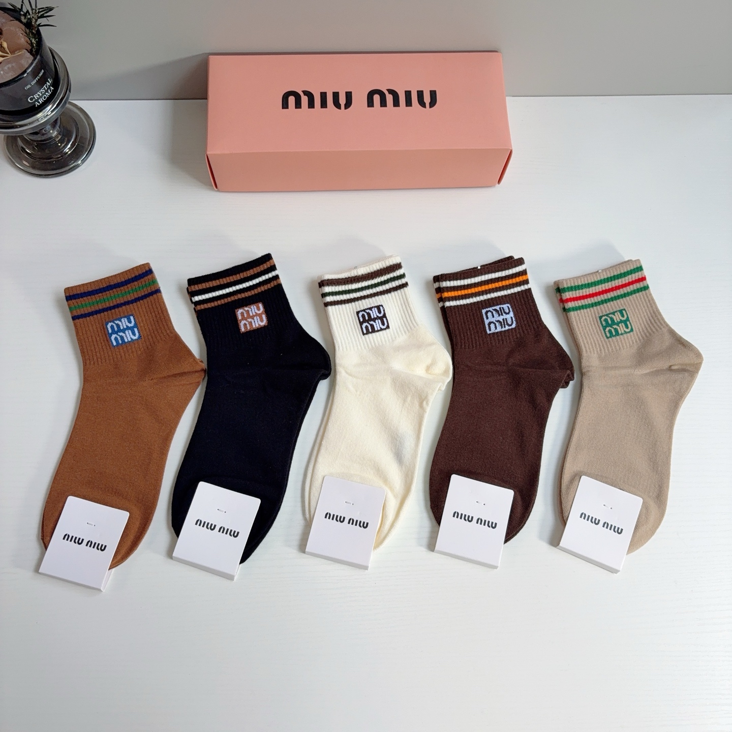 配包装【一盒5双】 miumiu · 缪缪 网红新款中筒袜子 纯棉材质，轻薄柔软透气，四季通用，欧美大牌街头必备🌟 