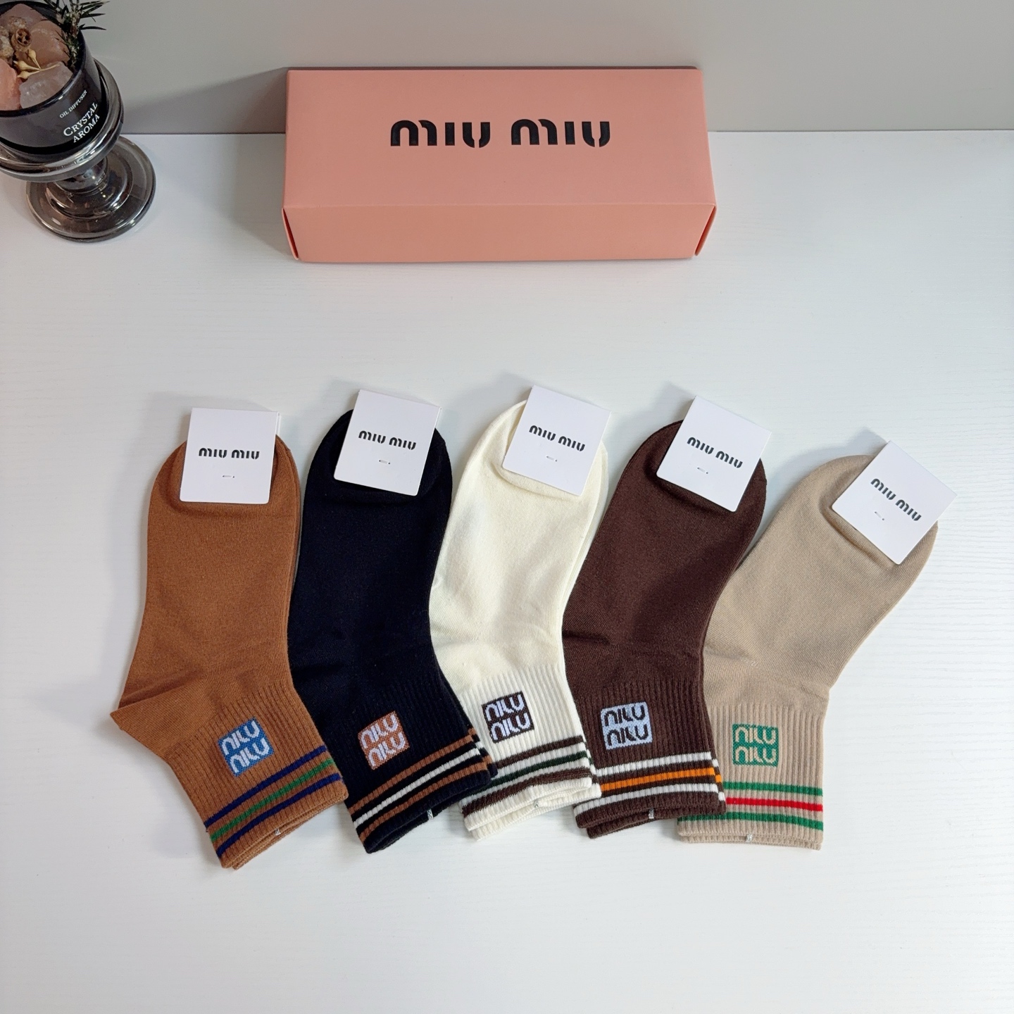 配包装【一盒5双】 miumiu · 缪缪 网红新款中筒袜子 纯棉材质，轻薄柔软透气，四季通用，欧美大牌街头必备🌟 
