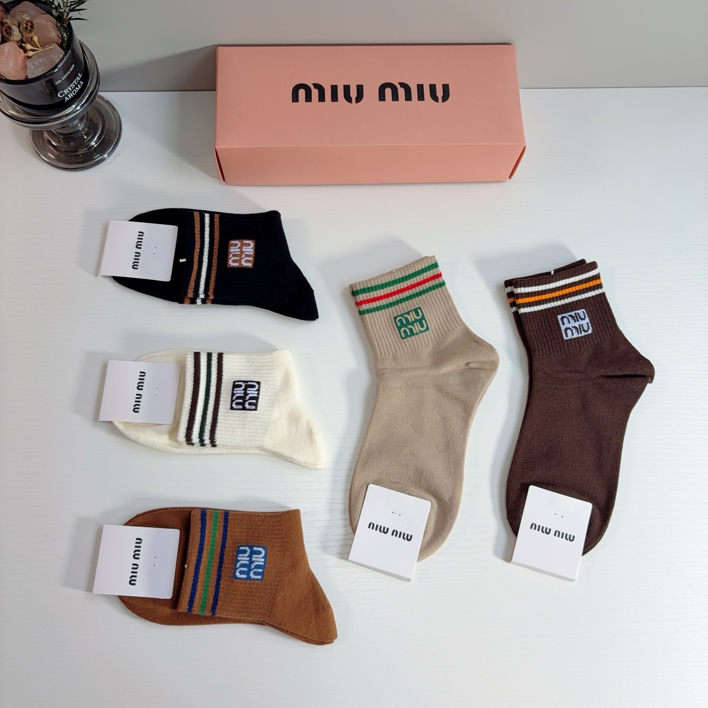 配包装【一盒5双】 miumiu · 缪缪 网红新款中筒袜子 纯棉材质，轻薄柔软透气，四季通用，欧美大牌街头必备🌟 