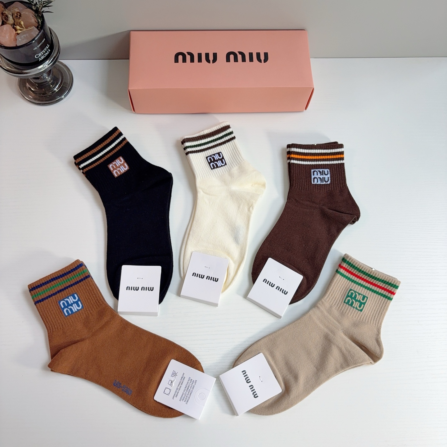 配包装【一盒5双】 miumiu · 缪缪 网红新款中筒袜子 纯棉材质，轻薄柔软透气，四季通用，欧美大牌街头必备🌟 