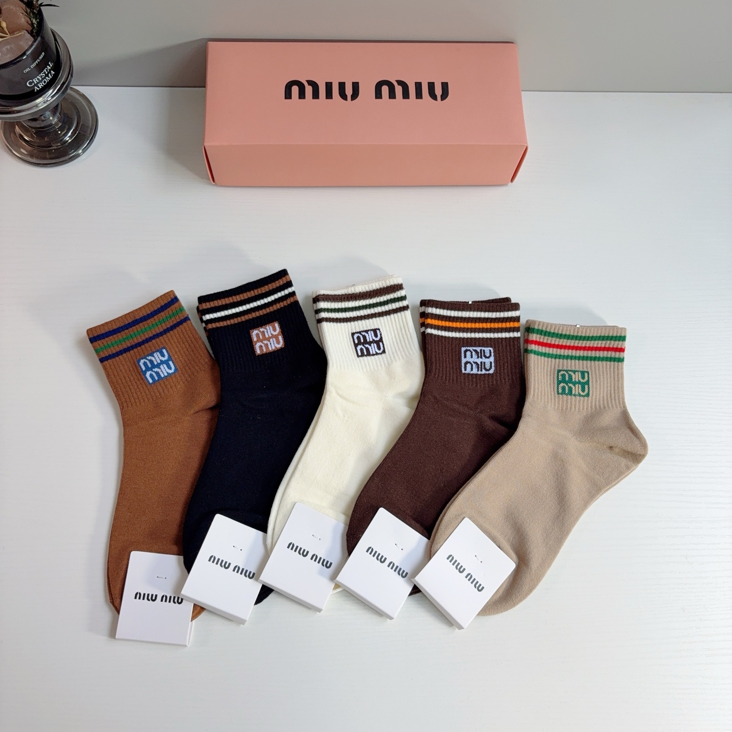 配包装【一盒5双】 miumiu · 缪缪 网红新款中筒袜子 纯棉材质，轻薄柔软透气，四季通用，欧美大牌街头必备🌟 