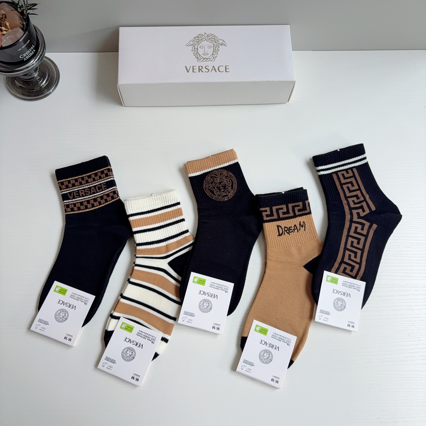 配包装【一盒五双】 VERSACE范思哲 欧美大牌纯棉中筒袜。🌟潮人必不能少的专柜代购品质长筒袜子 ，超级百搭款