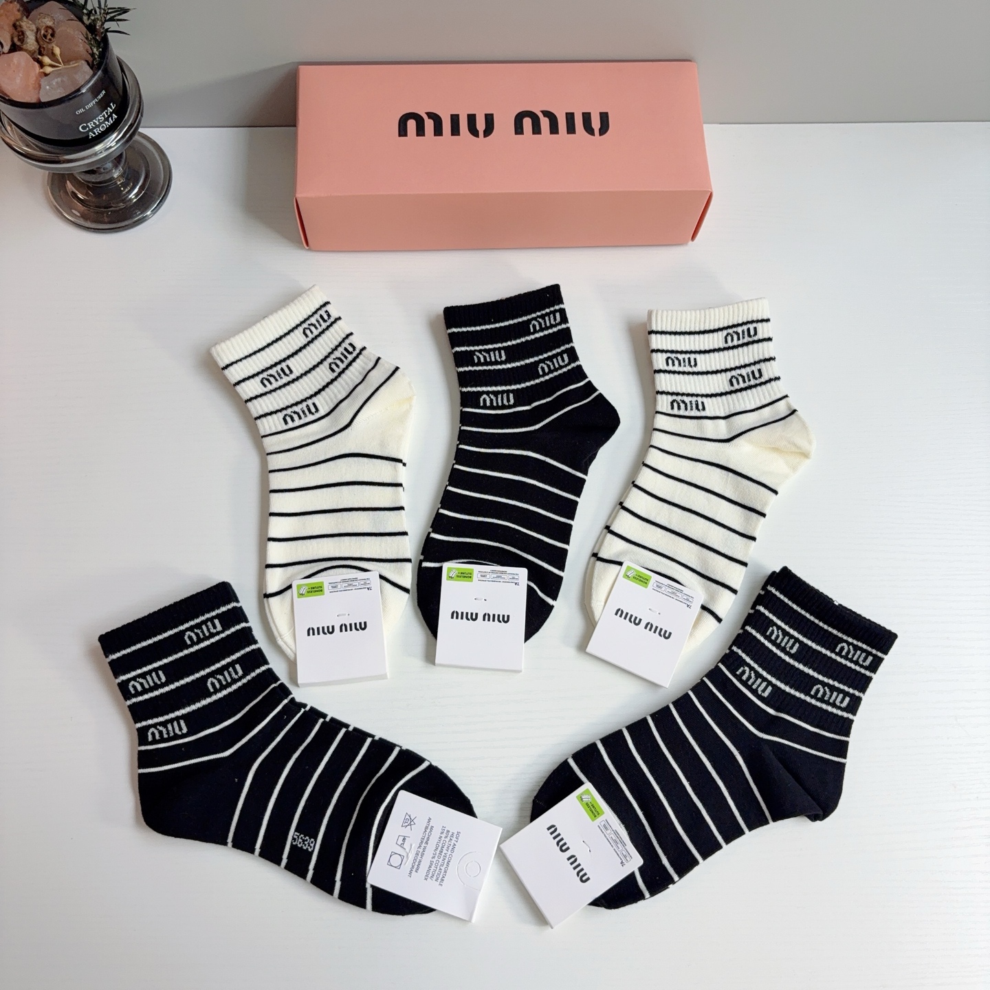 配包装【一盒5双】 miumiu · 缪缪 新款中筒袜子、纯棉材质，轻薄柔软透气，四季通用，欧美大牌街头必备🌟   