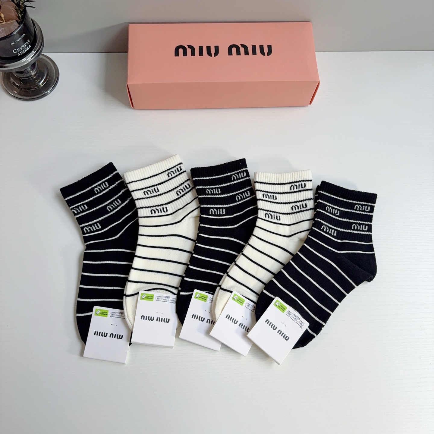 配包装【一盒5双】 miumiu · 缪缪 新款中筒袜子、纯棉材质，轻薄柔软透气，四季通用，欧美大牌街头必备🌟   