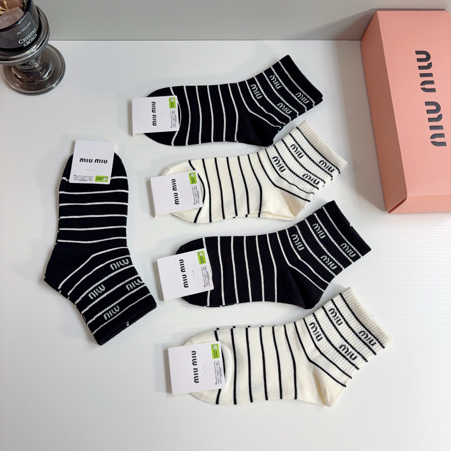 配包装【一盒5双】 miumiu · 缪缪 新款中筒袜子、纯棉材质，轻薄柔软透气，四季通用，欧美大牌街头必备🌟   