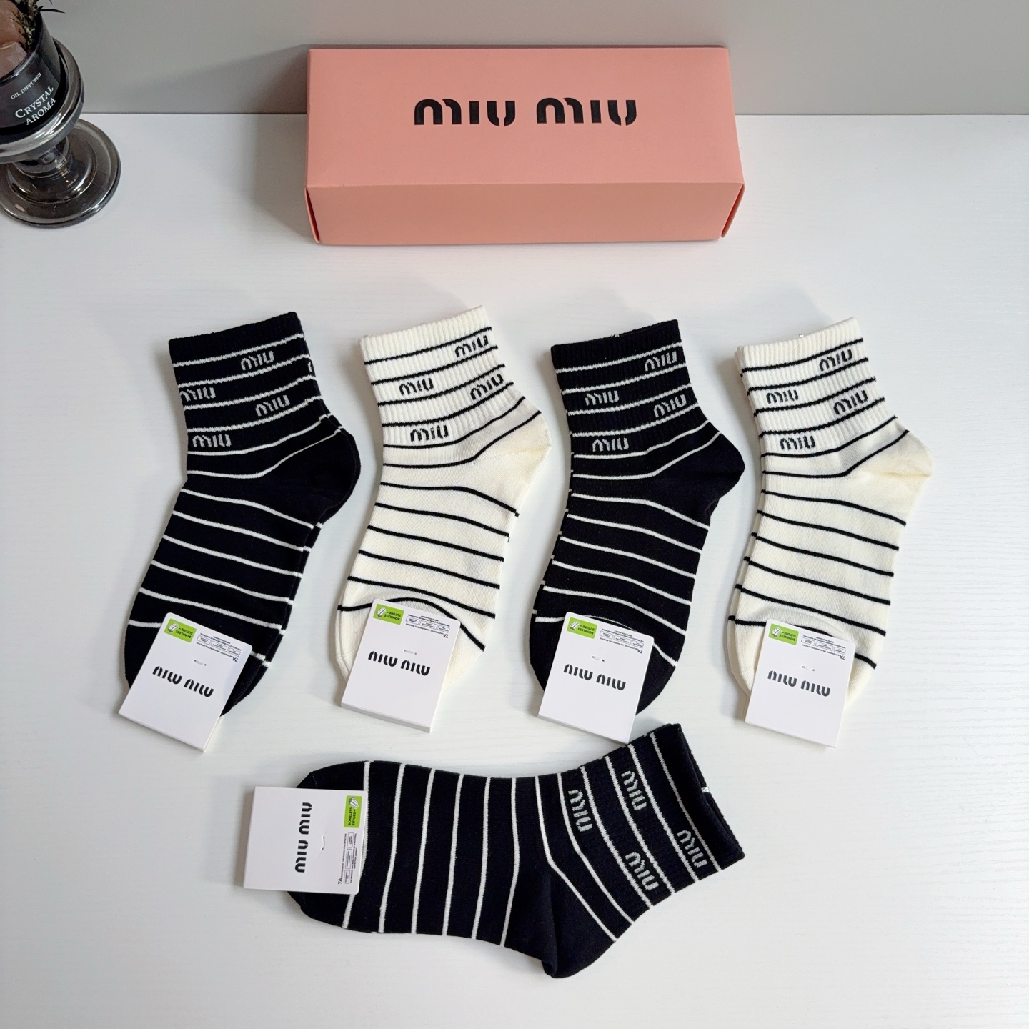 配包装【一盒5双】 miumiu · 缪缪 新款中筒袜子、纯棉材质，轻薄柔软透气，四季通用，欧美大牌街头必备🌟   