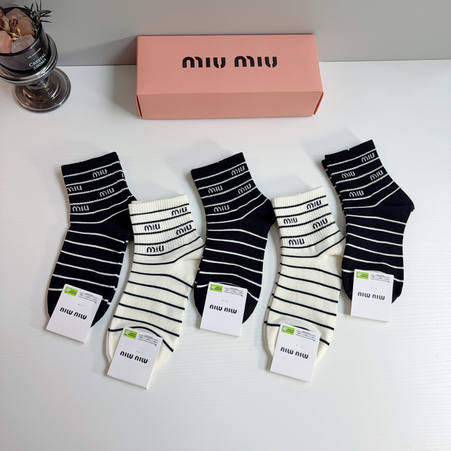 配包装【一盒5双】 miumiu · 缪缪 新款中筒袜子、纯棉材质，轻薄柔软透气，四季通用，欧美大牌街头必备🌟   