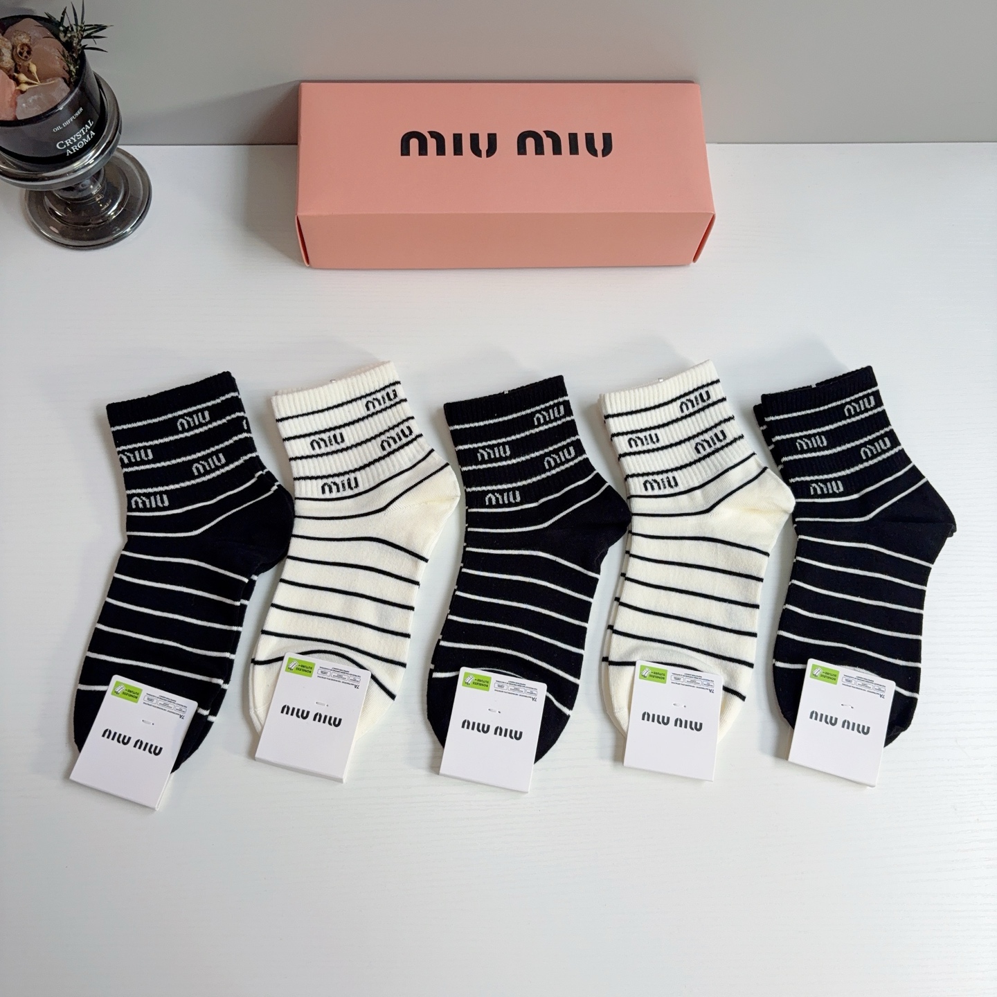 配包装【一盒5双】 miumiu · 缪缪 新款中筒袜子、纯棉材质，轻薄柔软透气，四季通用，欧美大牌街头必备🌟   