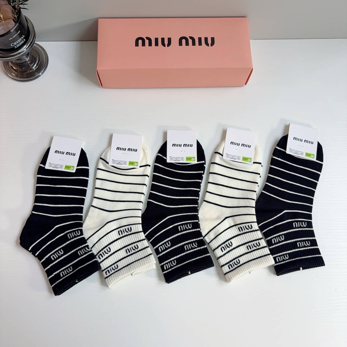 配包装【一盒5双】 miumiu · 缪缪 新款中筒袜子、纯棉材质，轻薄柔软透气，四季通用，欧美大牌街头必备🌟   