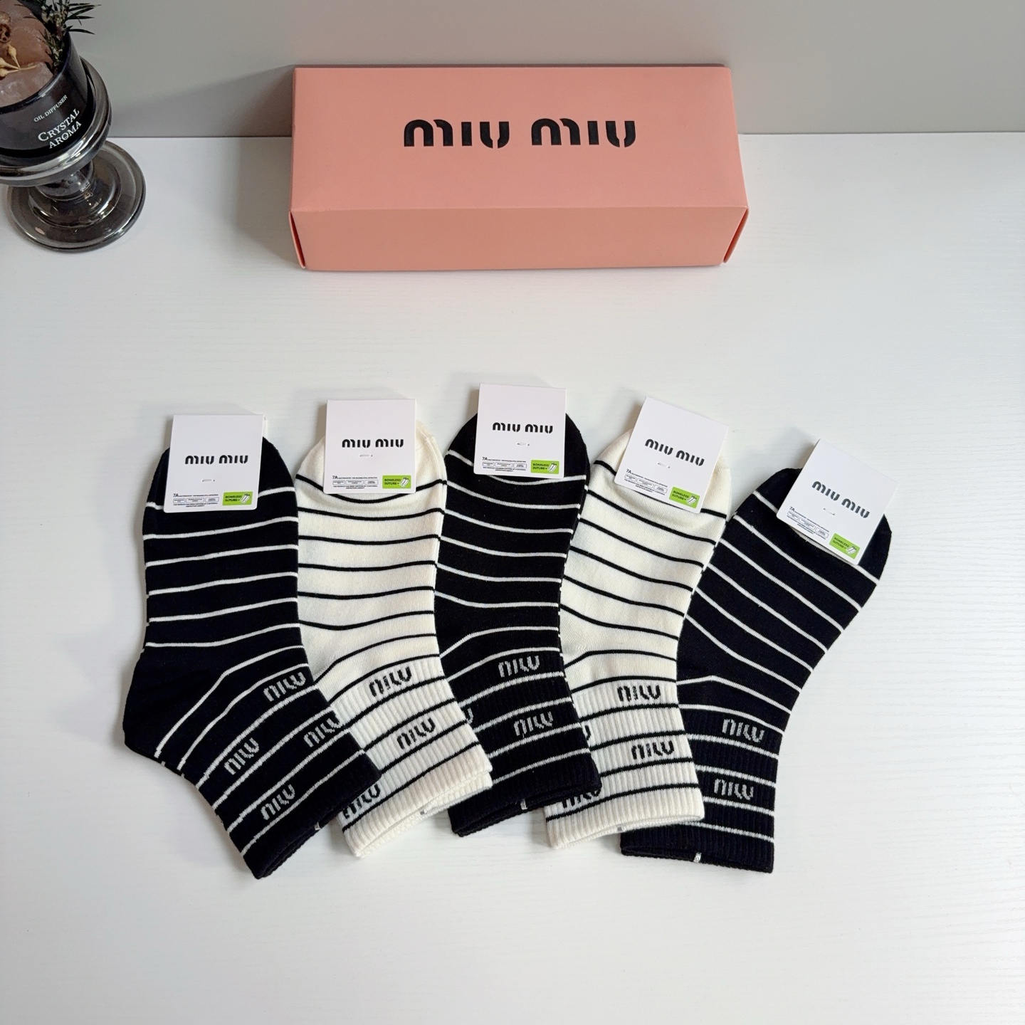配包装【一盒5双】 miumiu · 缪缪 新款中筒袜子、纯棉材质，轻薄柔软透气，四季通用，欧美大牌街头必备🌟   