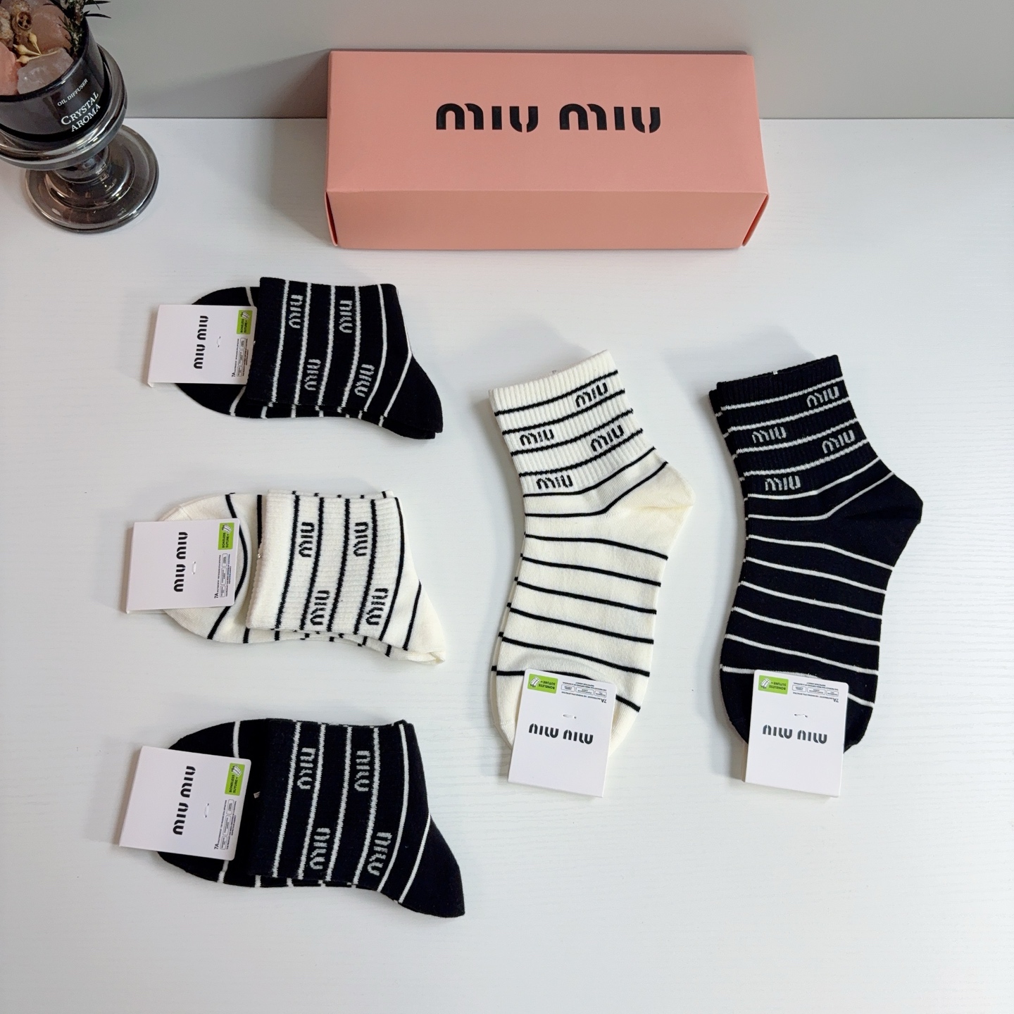配包装【一盒5双】 miumiu · 缪缪 新款中筒袜子、纯棉材质，轻薄柔软透气，四季通用，欧美大牌街头必备🌟   