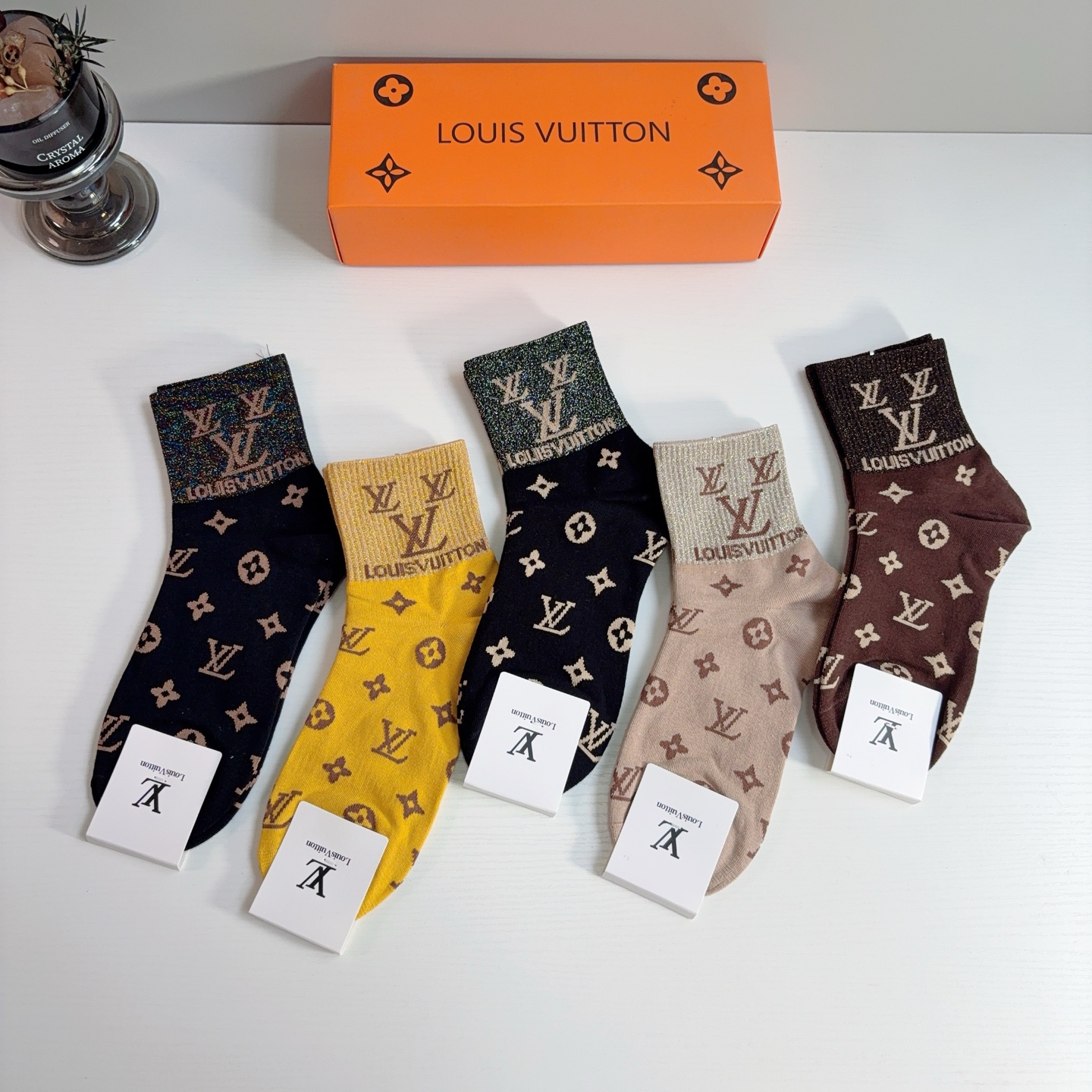 配包装（一盒5双）  🌟 LV 路易威登 超火爆小单品，纯棉面料中筒袜子，潮人必备 爆款，经典字母logo中筒袜，个性时