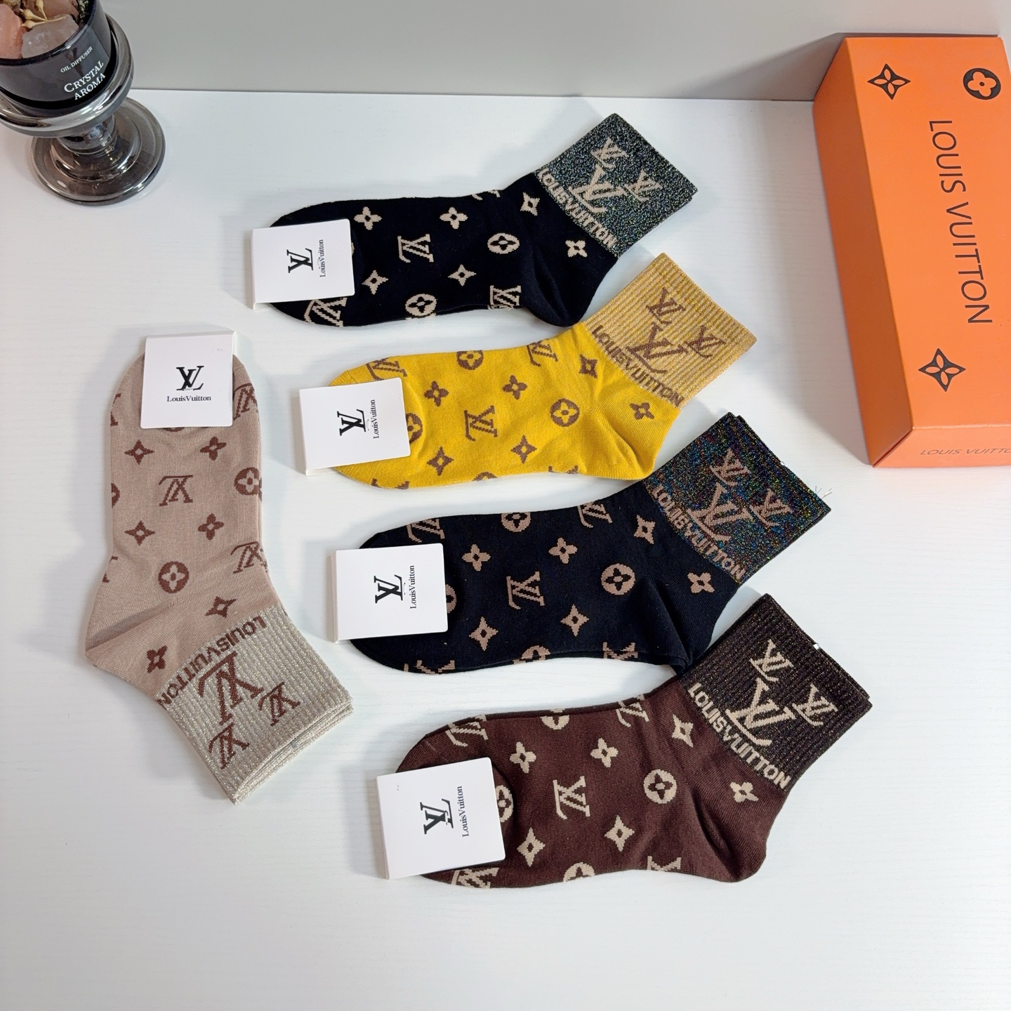 配包装（一盒5双）  🌟 LV 路易威登 超火爆小单品，纯棉面料中筒袜子，潮人必备 爆款，经典字母logo中筒袜，个性时
