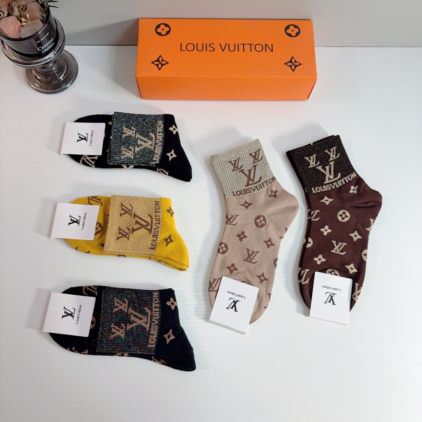 配包装（一盒5双）  🌟 LV 路易威登 超火爆小单品，纯棉面料中筒袜子，潮人必备 爆款，经典字母logo中筒袜，个性时