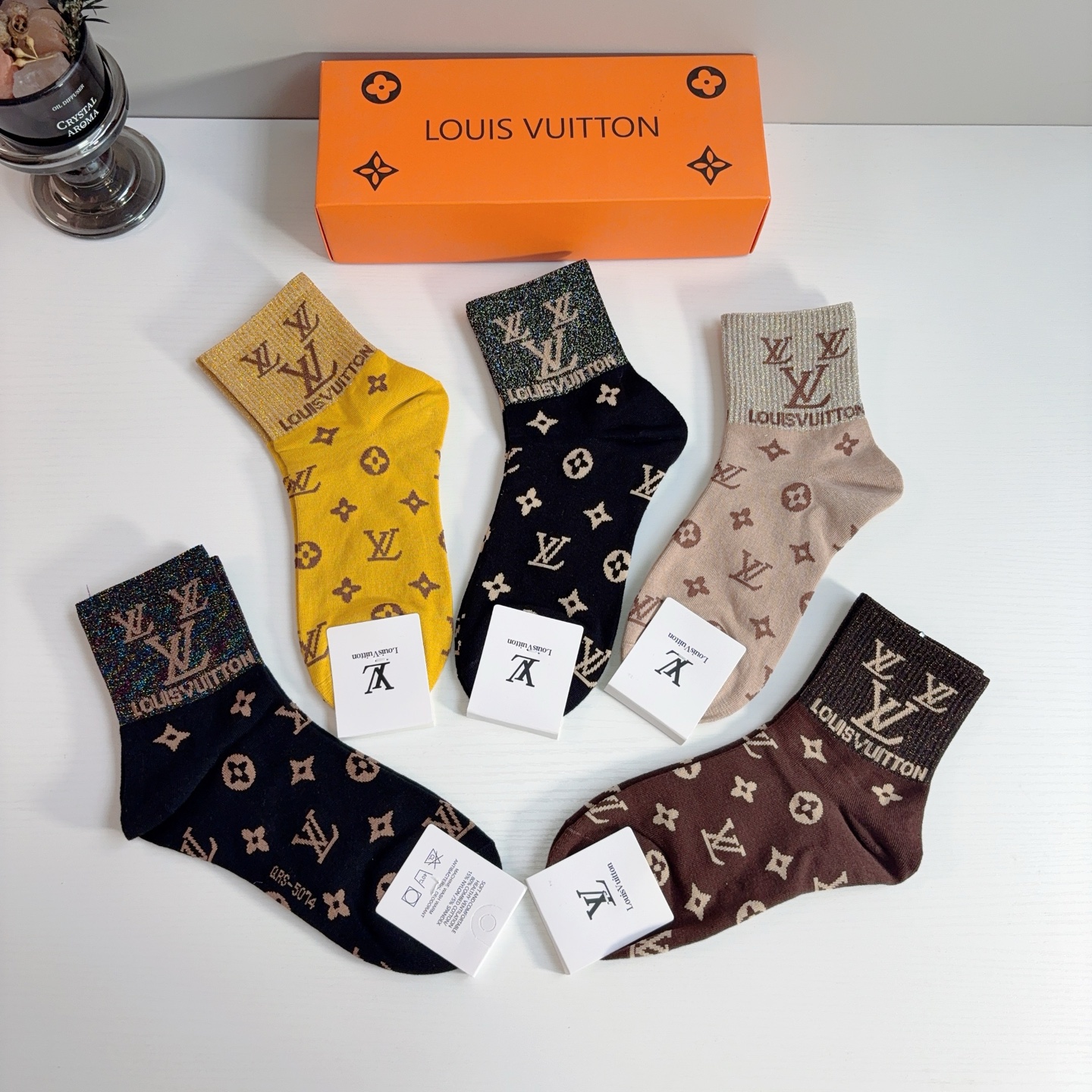 配包装（一盒5双）  🌟 LV 路易威登 超火爆小单品，纯棉面料中筒袜子，潮人必备 爆款，经典字母logo中筒袜，个性时