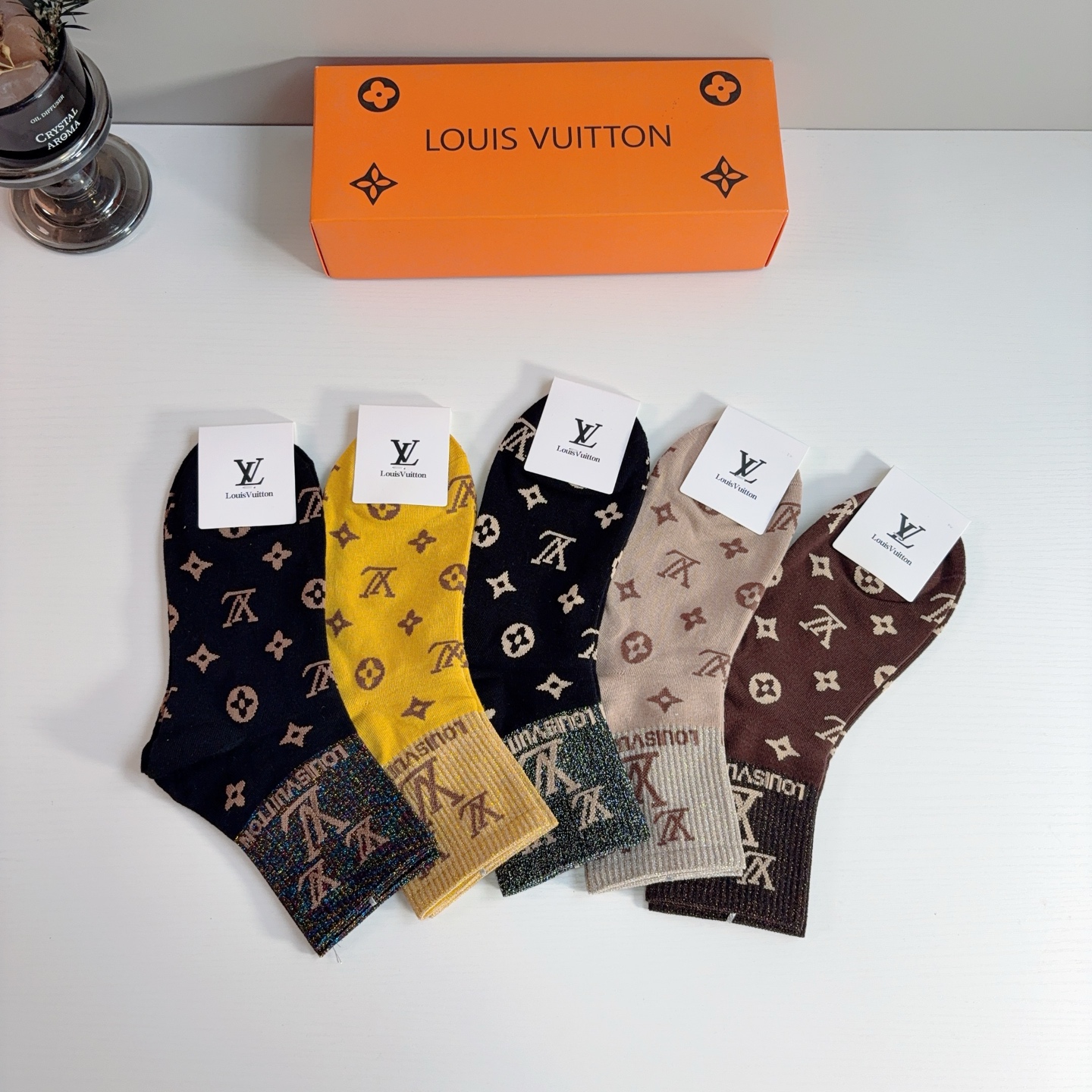 配包装（一盒5双）  🌟 LV 路易威登 超火爆小单品，纯棉面料中筒袜子，潮人必备 爆款，经典字母logo中筒袜，个性时