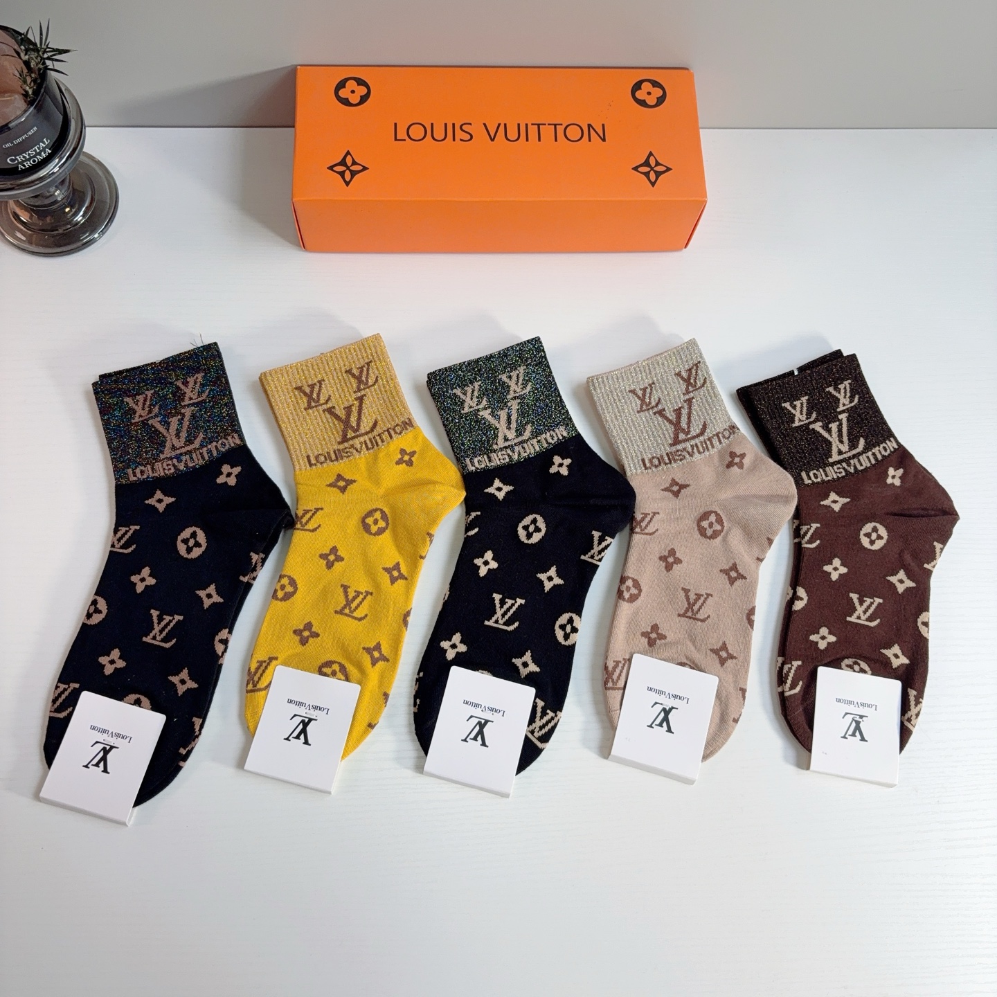 配包装（一盒5双）  🌟 LV 路易威登 超火爆小单品，纯棉面料中筒袜子，潮人必备 爆款，经典字母logo中筒袜，个性时