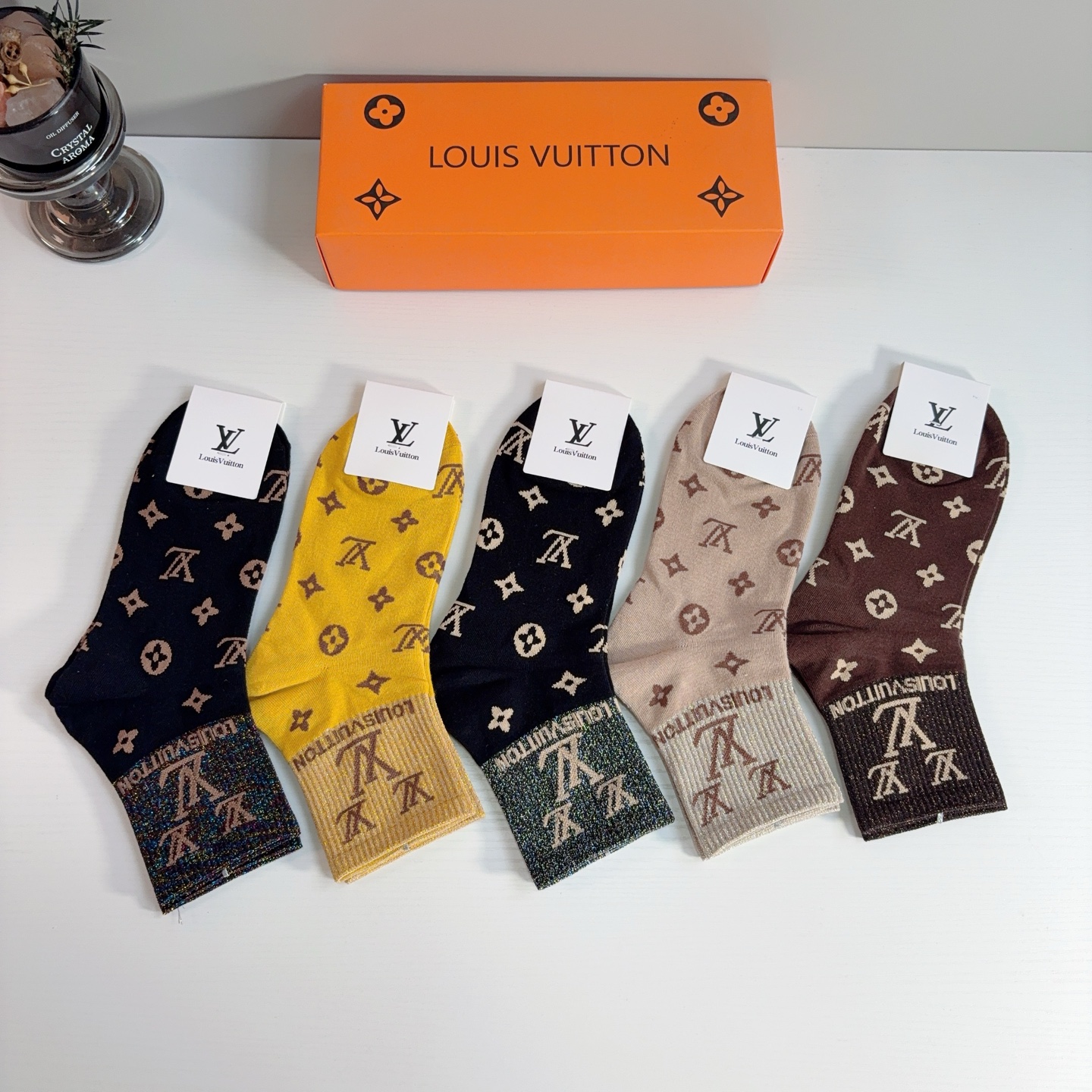 配包装（一盒5双）  🌟 LV 路易威登 超火爆小单品，纯棉面料中筒袜子，潮人必备 爆款，经典字母logo中筒袜，个性时