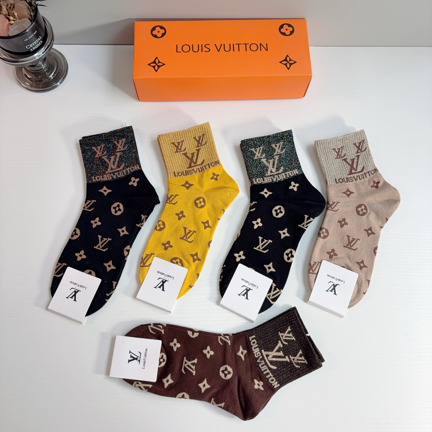 配包装（一盒5双）  🌟 LV 路易威登 超火爆小单品，纯棉面料中筒袜子，潮人必备 爆款，经典字母logo中筒袜，个性时