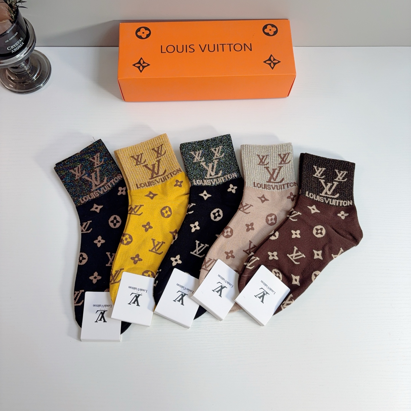 配包装（一盒5双）  🌟 LV 路易威登 超火爆小单品，纯棉面料中筒袜子，潮人必备 爆款，经典字母logo中筒袜，个性时