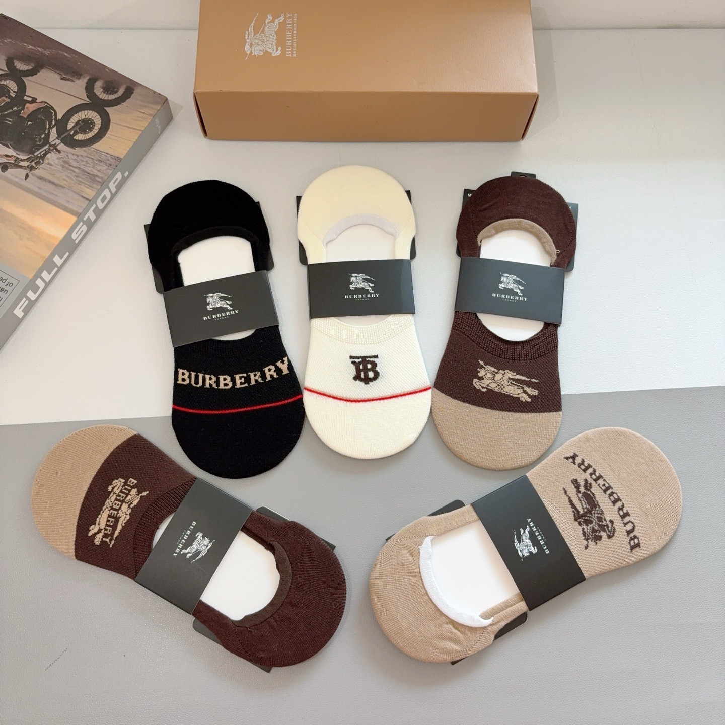 配包装（一盒5双）  🌟 BURBERRY 巴宝莉 经典男女款船袜，个性时尚百搭款，！你值得拥有哦💗精梳棉面料，超柔软材