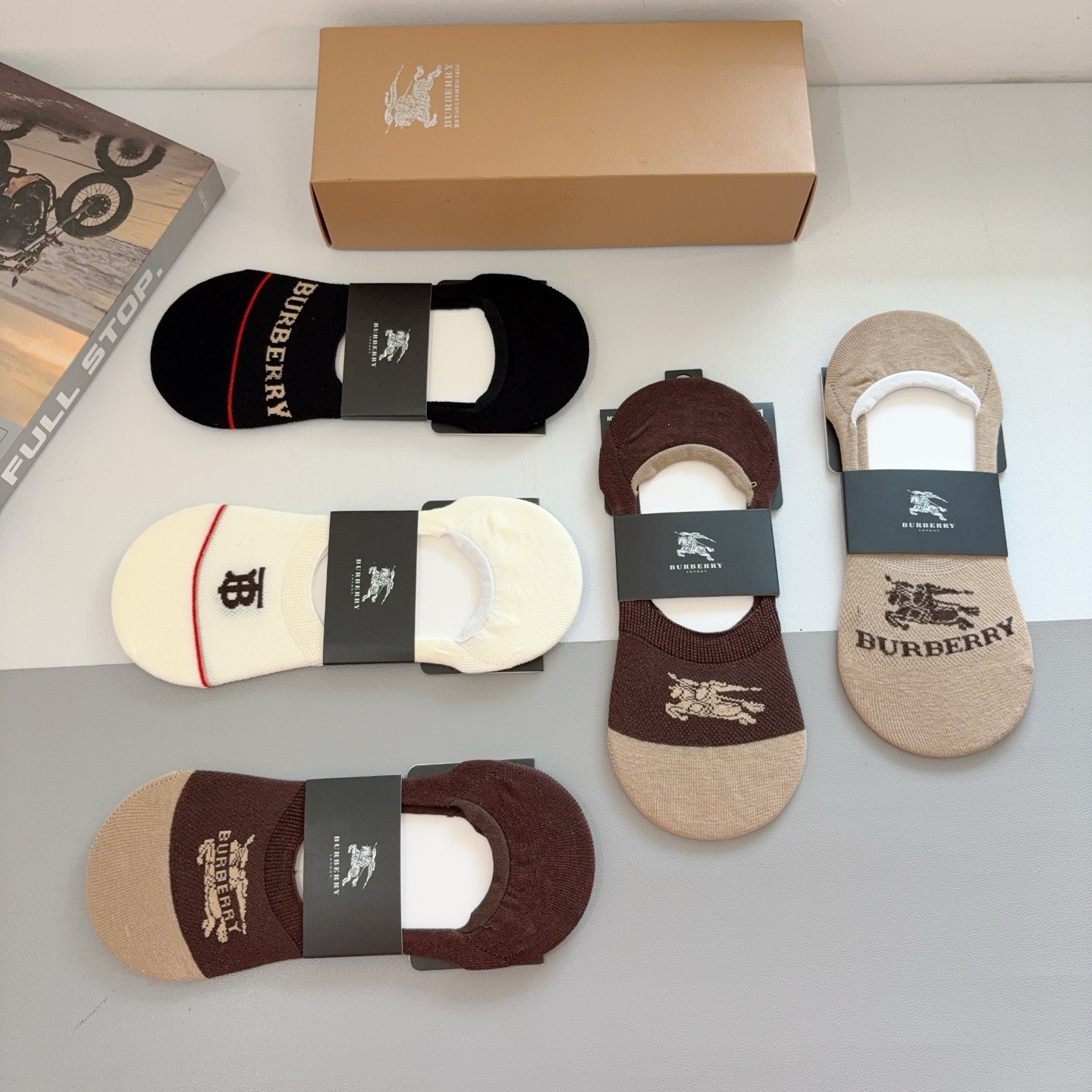 配包装（一盒5双）  🌟 BURBERRY 巴宝莉 经典男女款船袜，个性时尚百搭款，！你值得拥有哦💗精梳棉面料，超柔软材