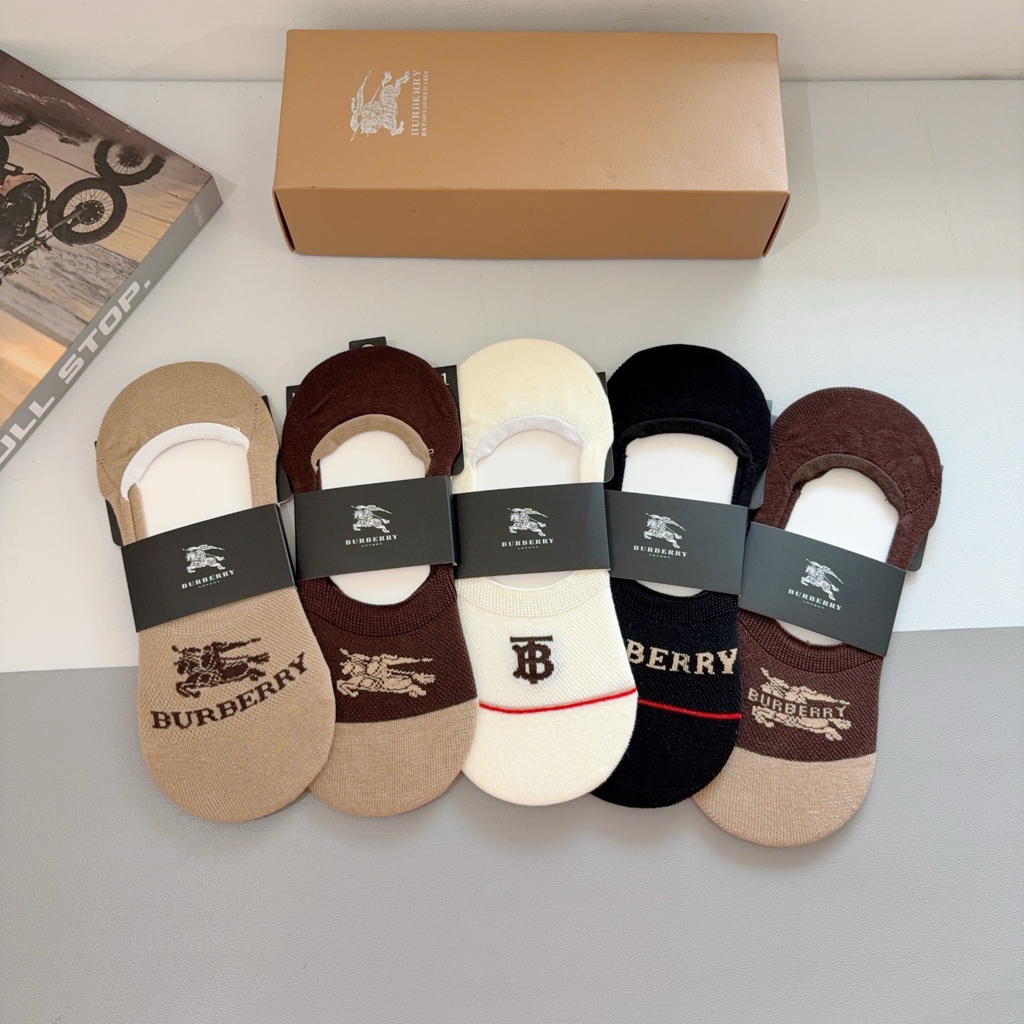 NO:920262,Comes with packaging (5 pairs in a box) BURBERRY classic crew socks for men and women, personalized, fashionable and versatile!  You deserve it. Combed cotton fabric, super soft material, comfortable and breathable socks, stockings, socks, burberry, burberry, socks19860909配包装（一盒5双）  BURBERRY 巴宝莉 经典男女款船袜,个性时尚百搭款,！你值得拥有哦精梳棉面料,超柔软材质,舒适透气袜子,丝袜,袜子,burberry,burberry,socks,accessory