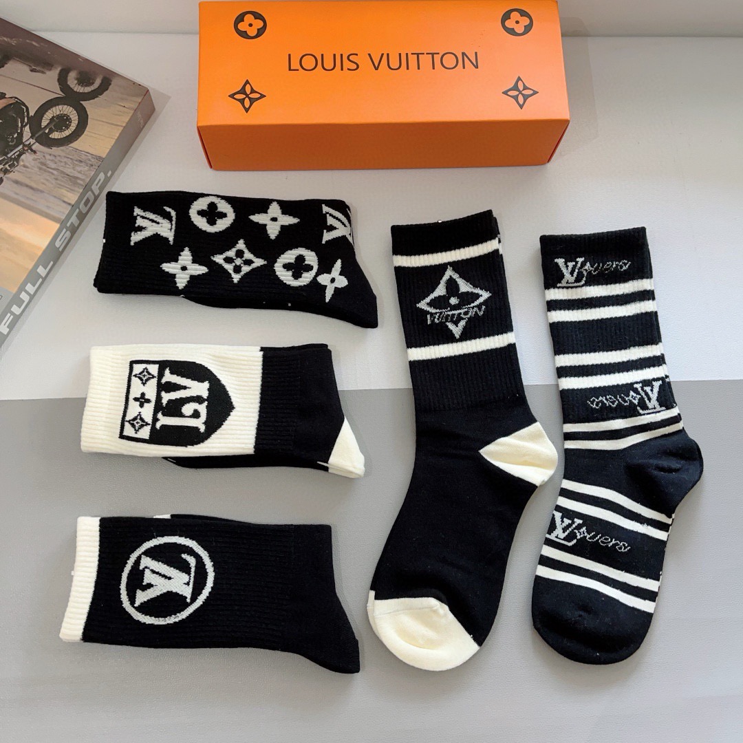 配包装（一盒5双）  🌟 LV 路易威登 超火经典字母logo长筒袜，个性时尚百搭款，你值得拥有哦💗精梳棉面料，超柔软材