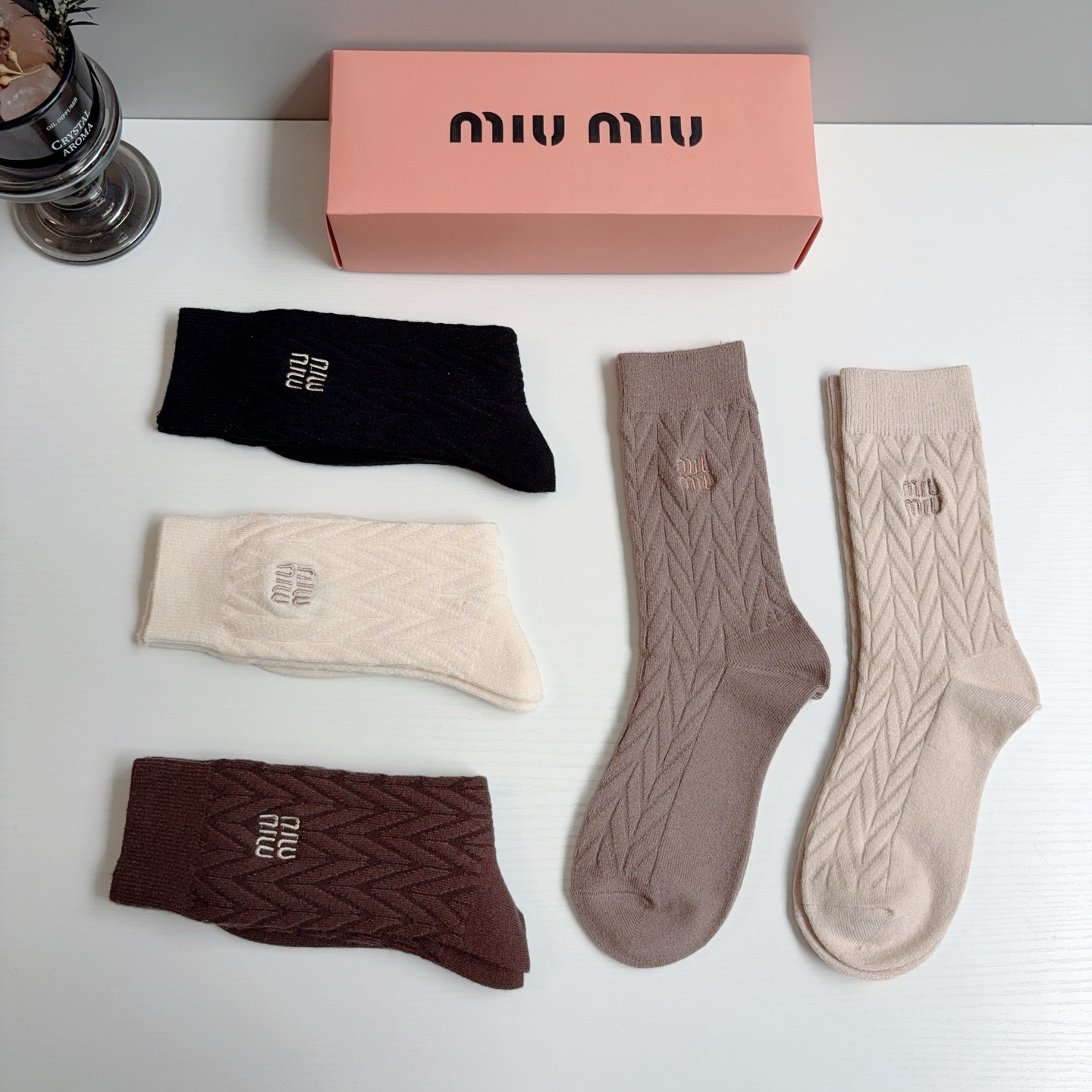 配包装  （一盒5双） MiuMiu（缪缪）新款羊绒刺绣中长款堆堆袜袜子！专柜同步长筒款袜子，💛大牌出街，潮人必备。超好